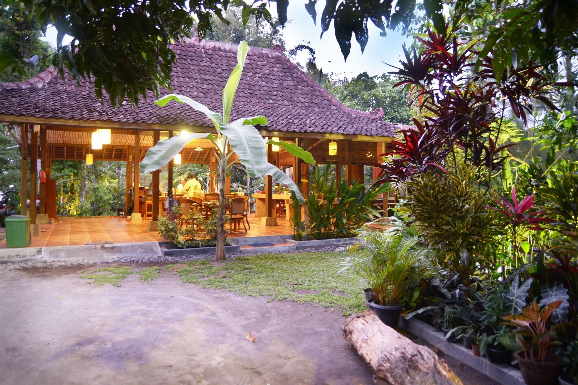 Vista Lobby The Riverside Javanese Cottages