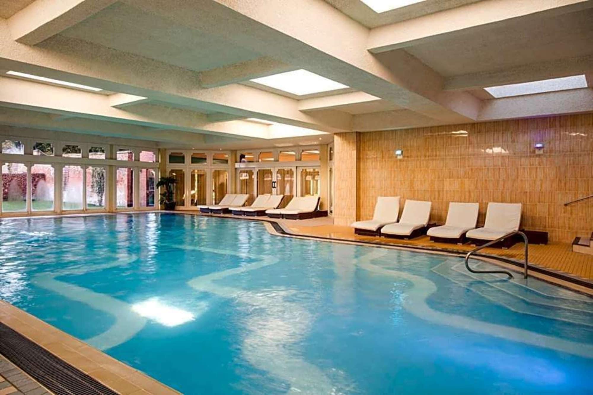 Vista Piscina Walton Hall Hotel & Spa by Sunday