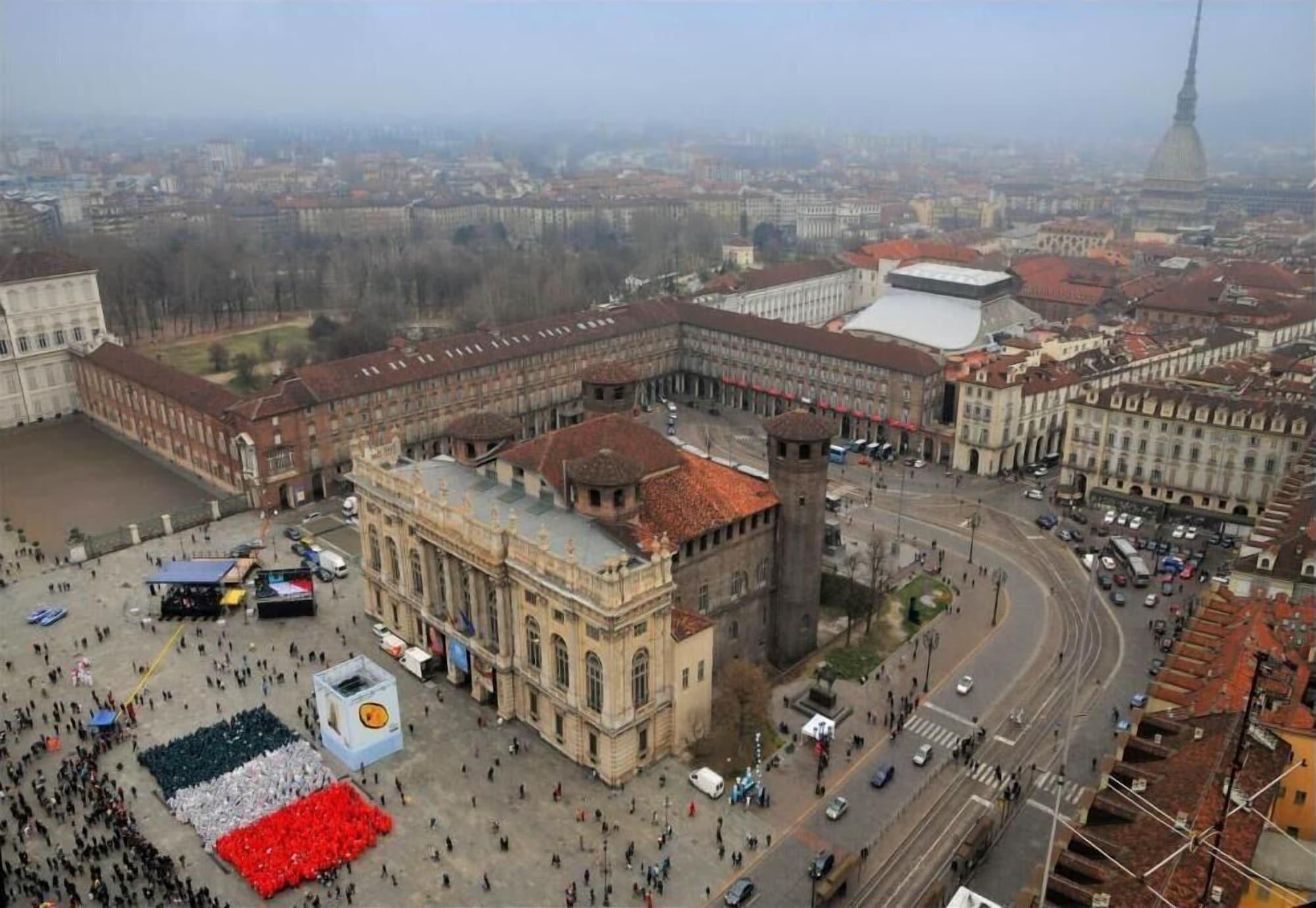 Vista Exterior Colazione in Piazza Castello