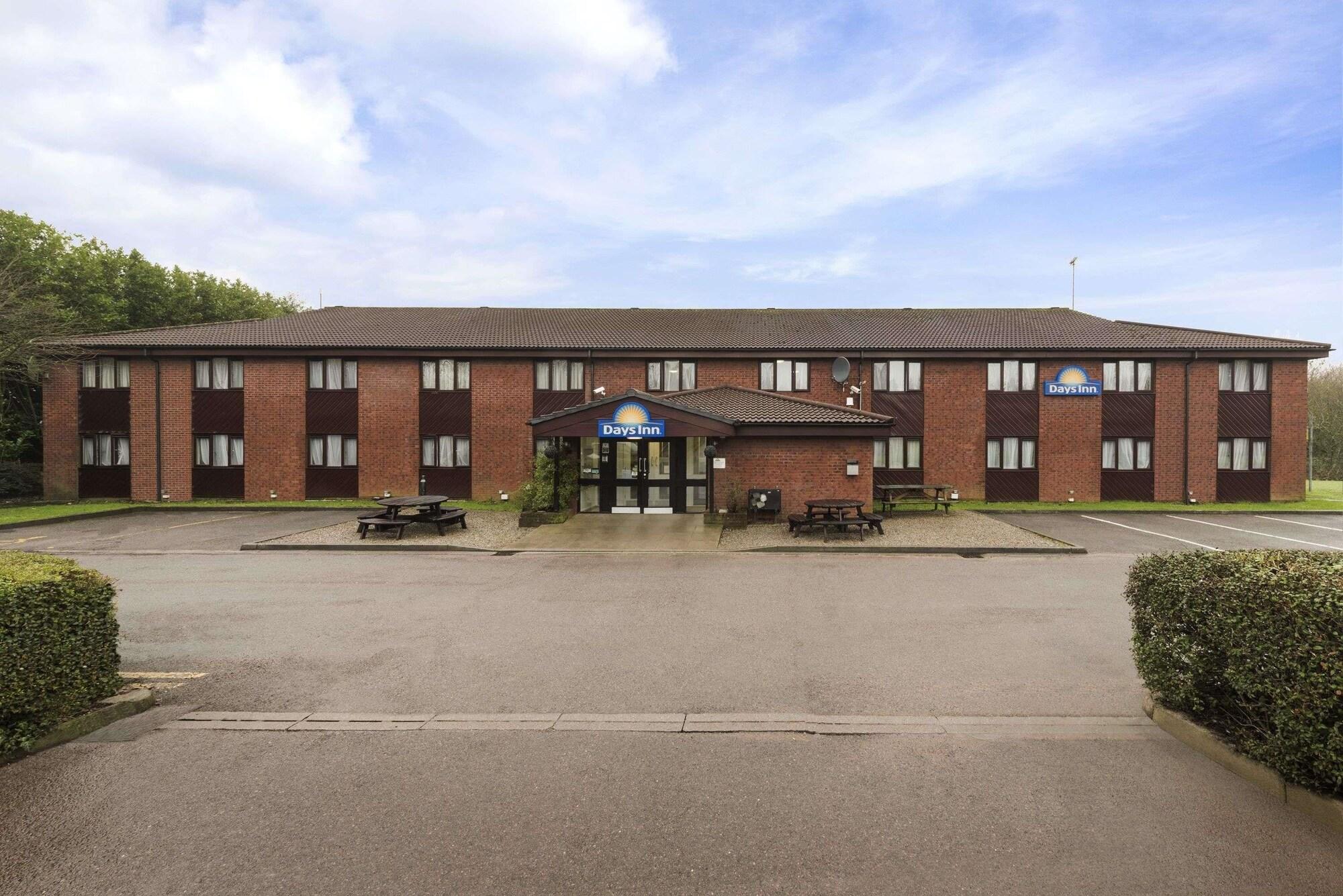 Vista Exterior Days Inn by Wyndham Bridgend Cardiff M4