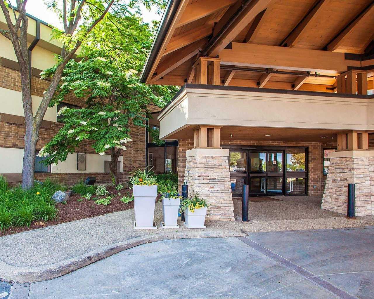Vista Exterior Suburban Studios Arlington Heights – Elk Grove