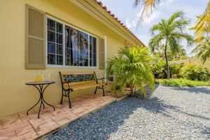 Alquiler Vacacional - Cozy Central 4br3ba Home w Pvt Pool Largegarden