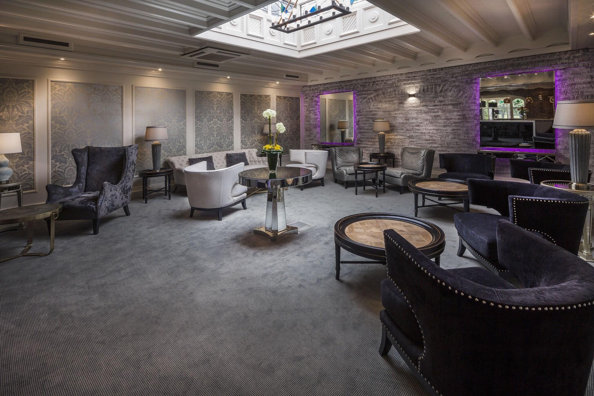 Vista Lobby Treacys Oakwood Hotel