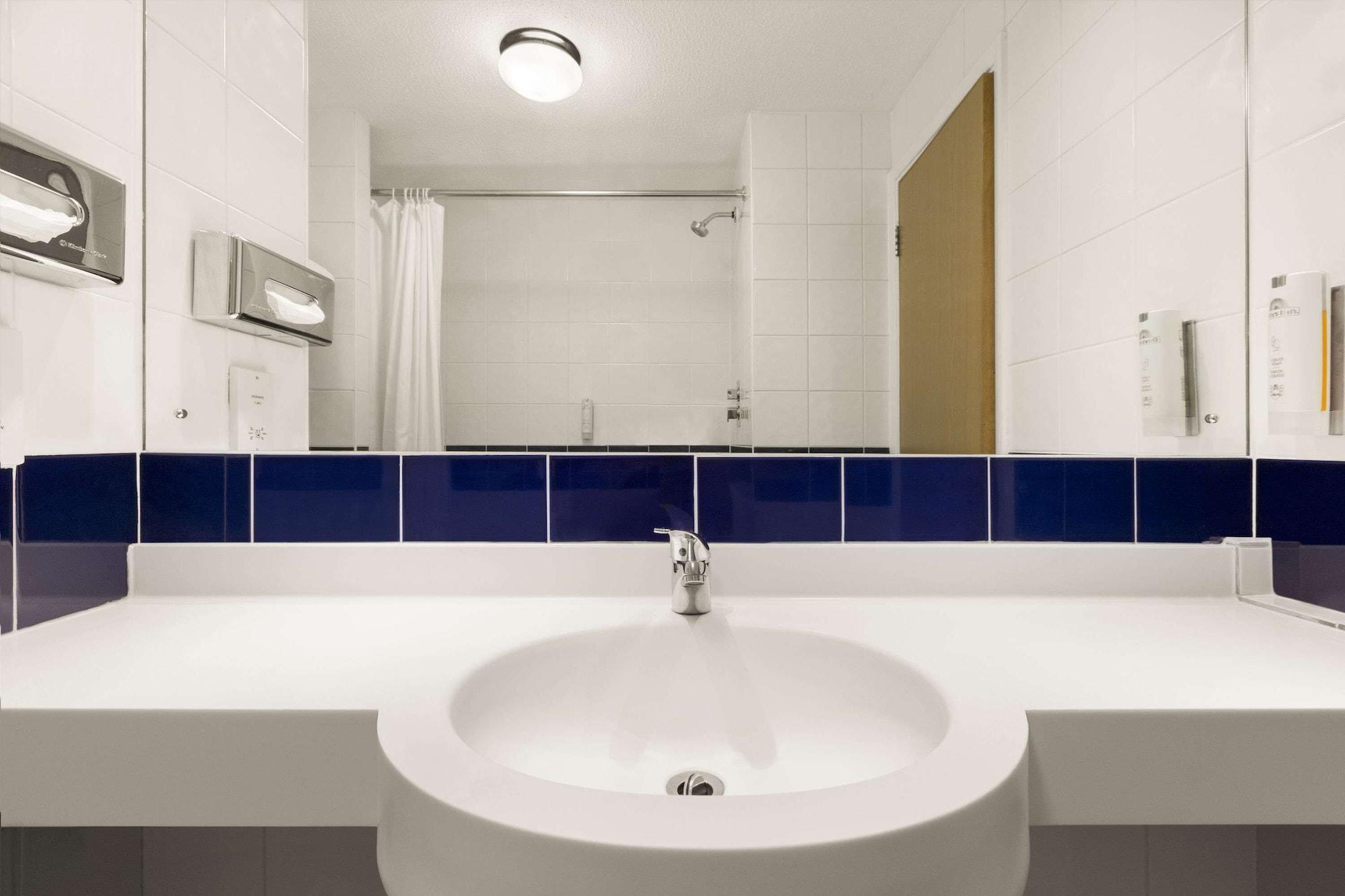Equipamiento de Habitación Days Inn by Wyndham Leicester Forest East M1