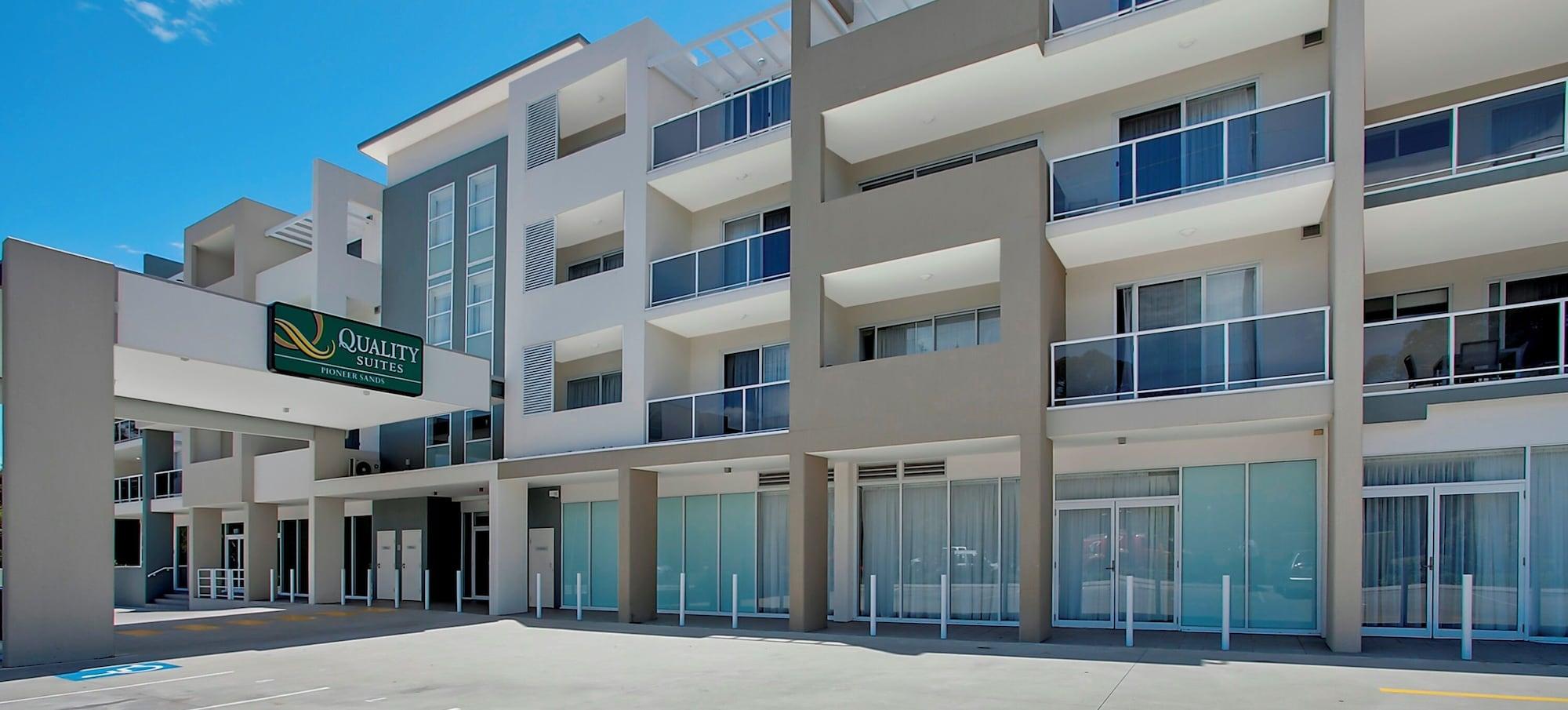 Vista Exterior Quality Suites Pioneer Sands