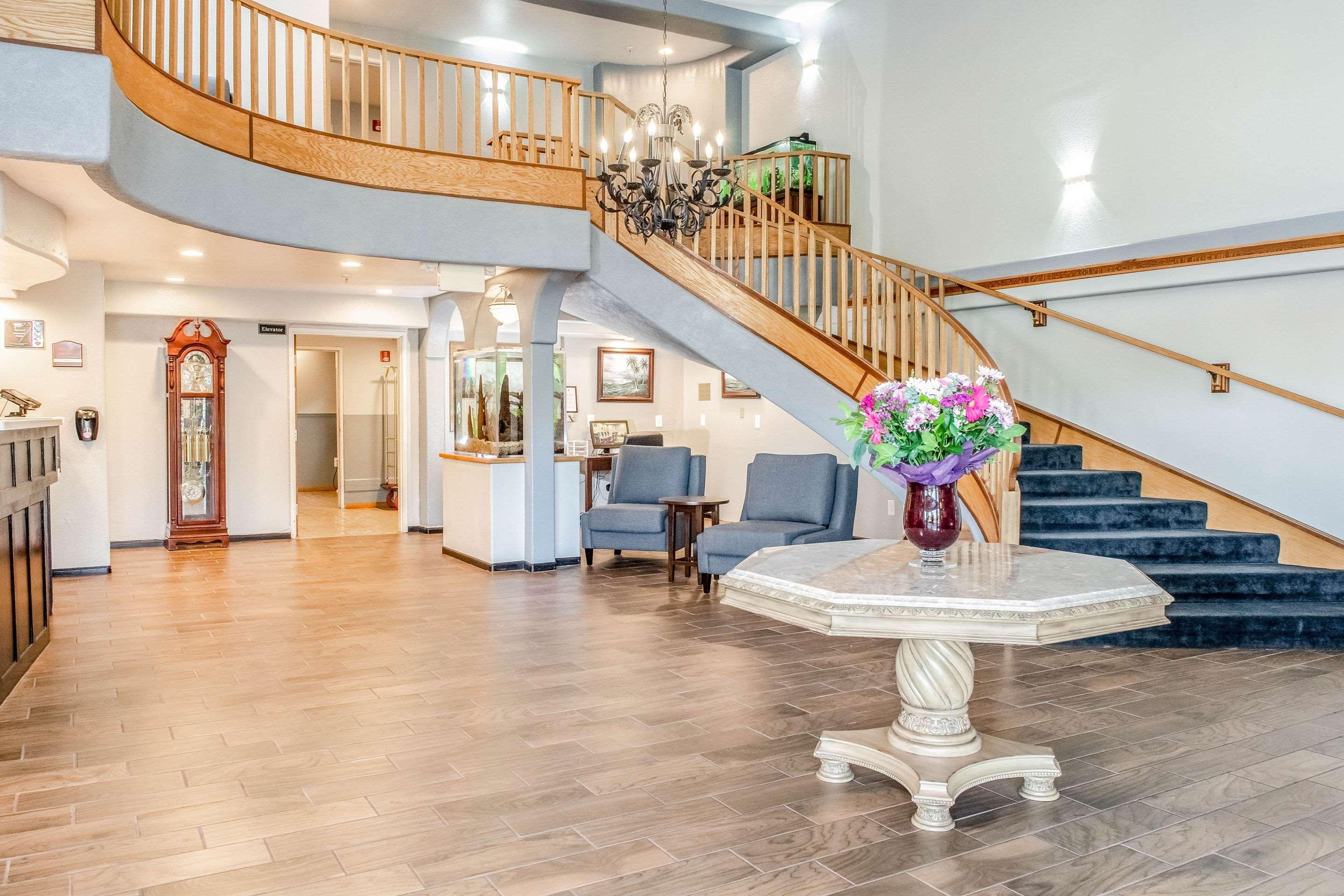 Vista Lobby Clarion Hotel By Humboldt Bay