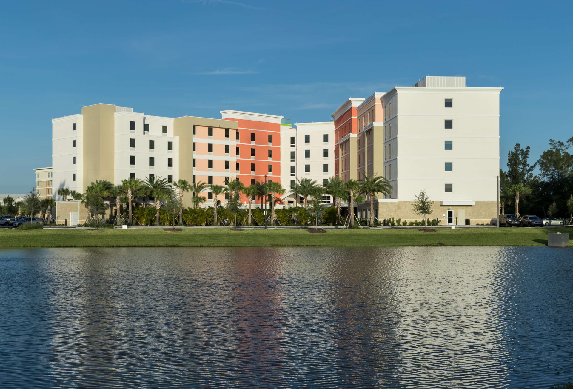 Vista da fachada Home2 Suites by Hilton Cape Canaveral Cruise Port, FL