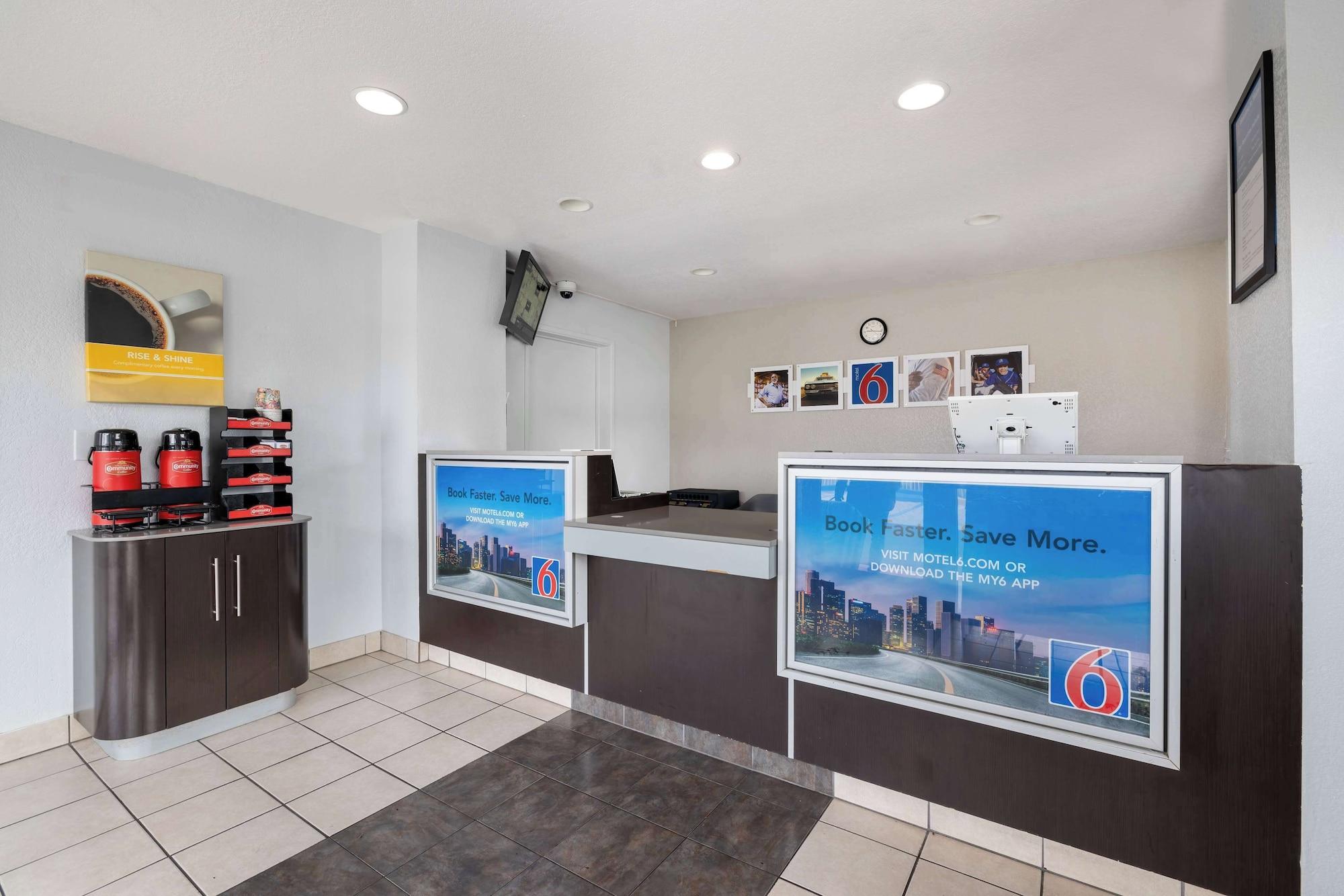 Vista Lobby Motel 6 Santa Ana, CA