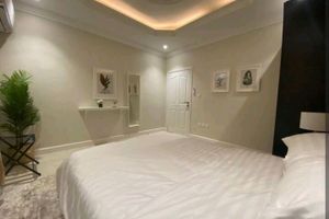 Alquiler Vacacional - Chic 1-Bedroom Retreat with King Bed and Cozy Dual-Living Area