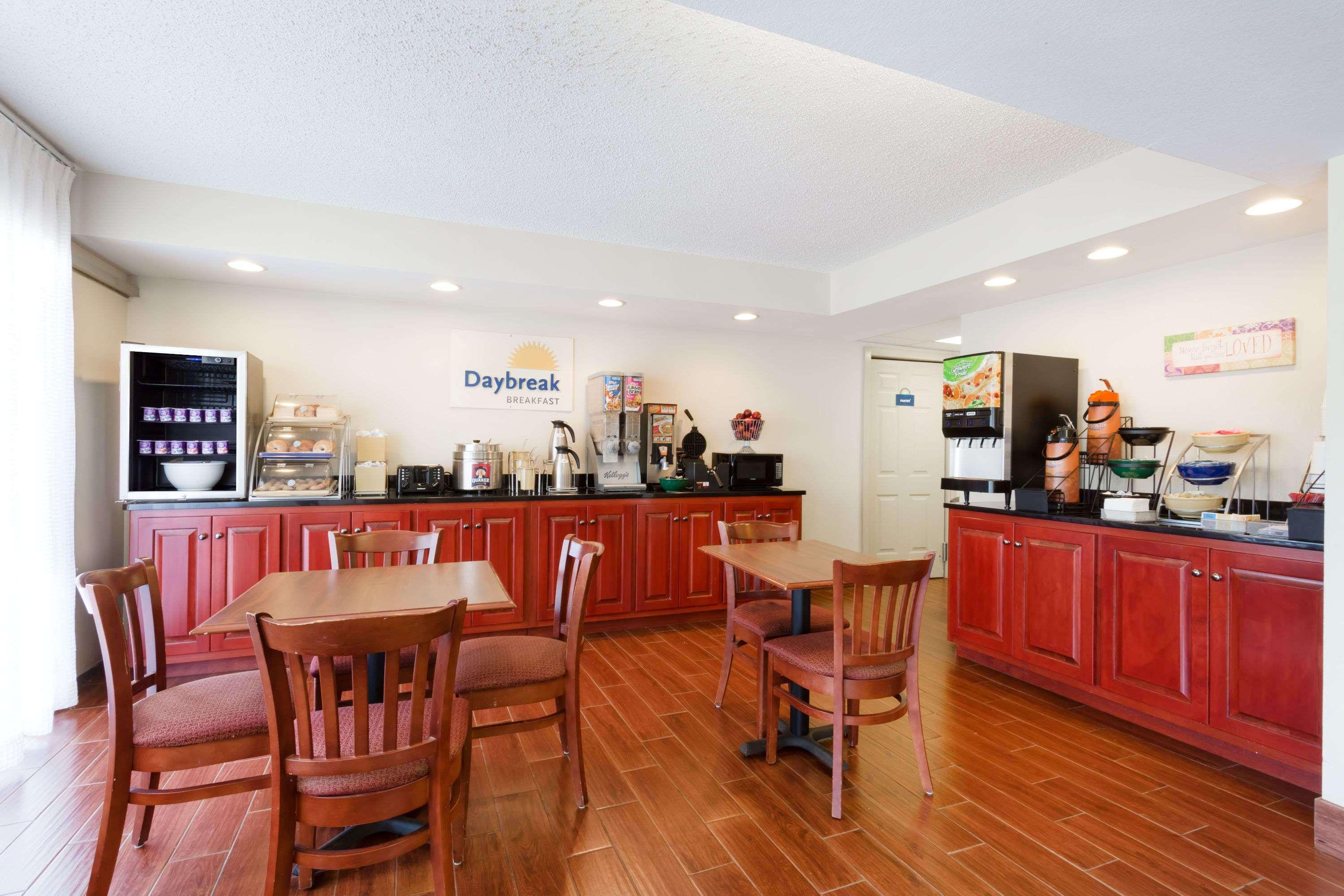 Restaurant Days Inn by Wyndham Charlottesville/University Area