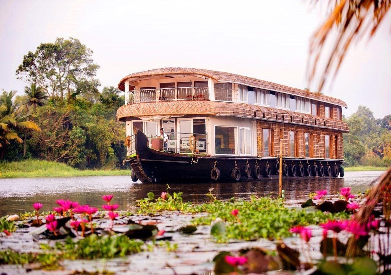 Varios Mass Holidays Houseboat