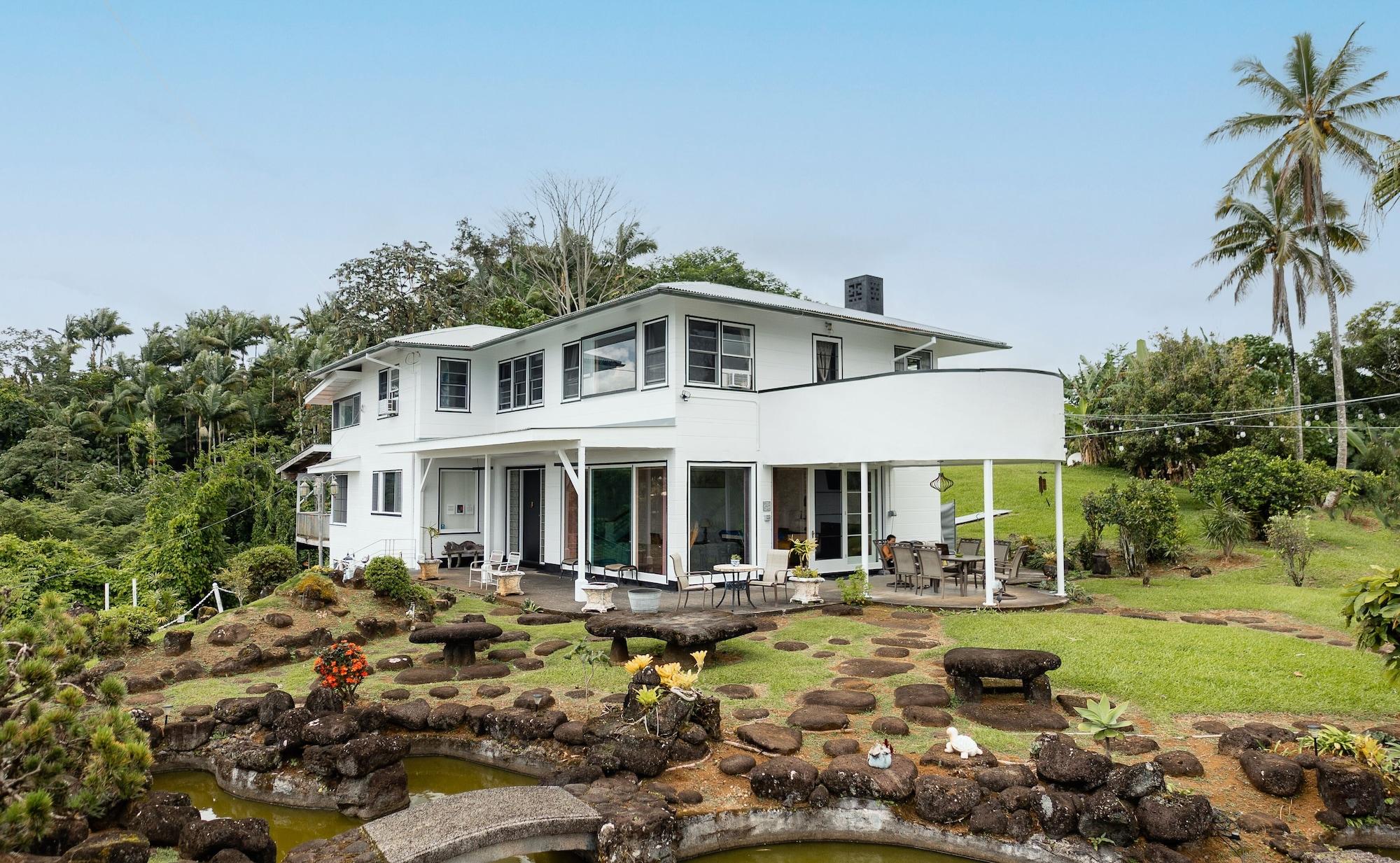 Varios Hilltop Vacation Rental