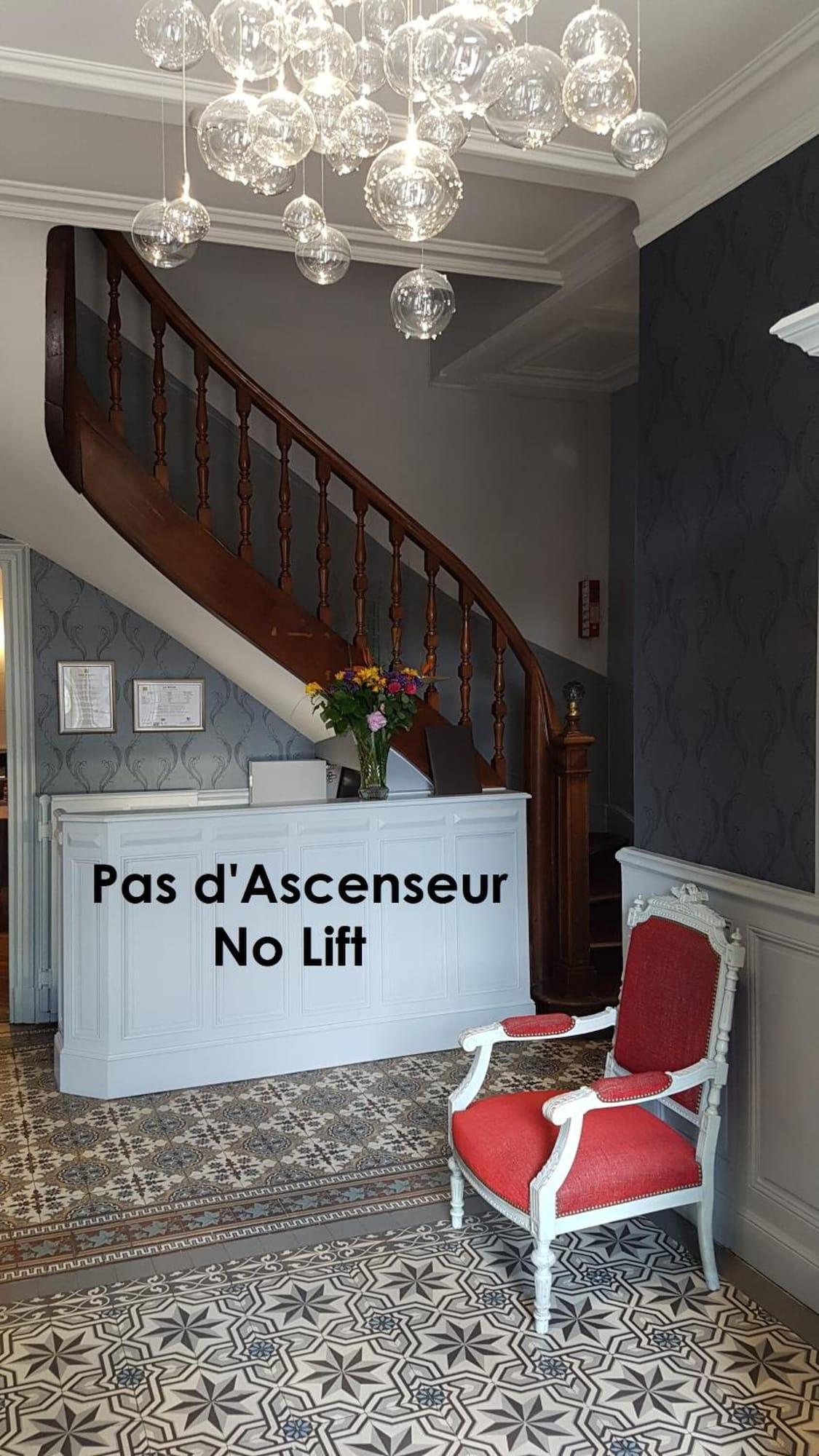 Vista Lobby La Breche