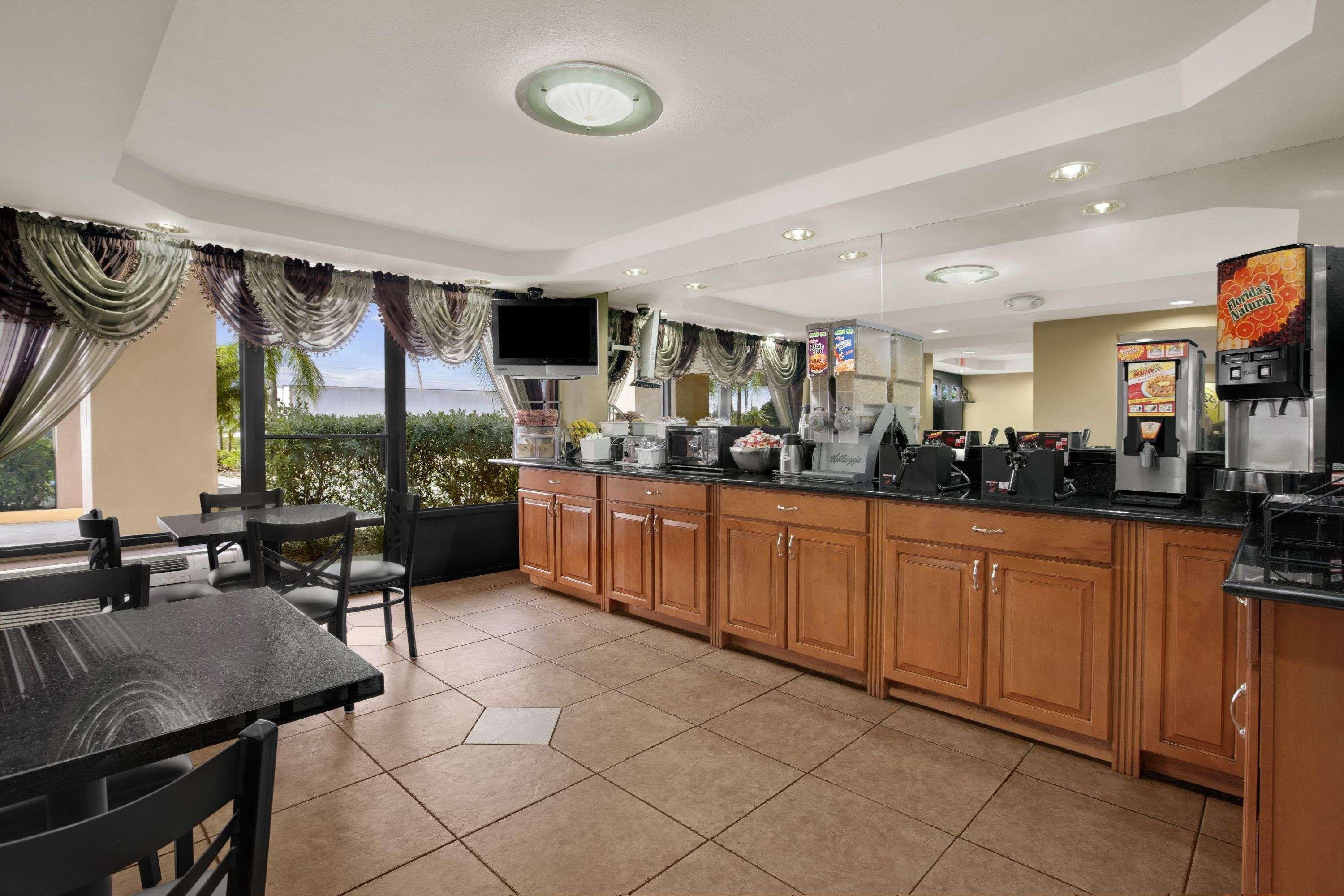 Restaurant Super 8 by Wyndham Fort Myers