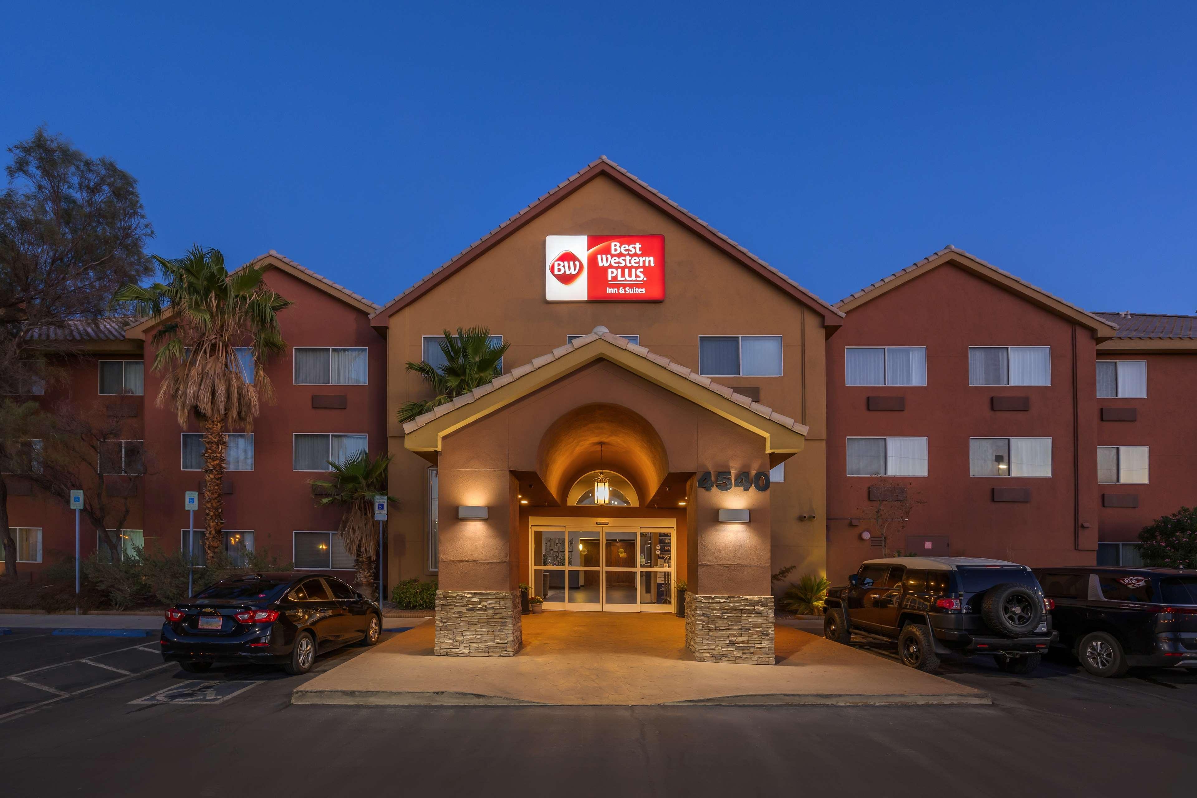 Vista Exterior Best Western Plus North Las Vegas Inn & Suites