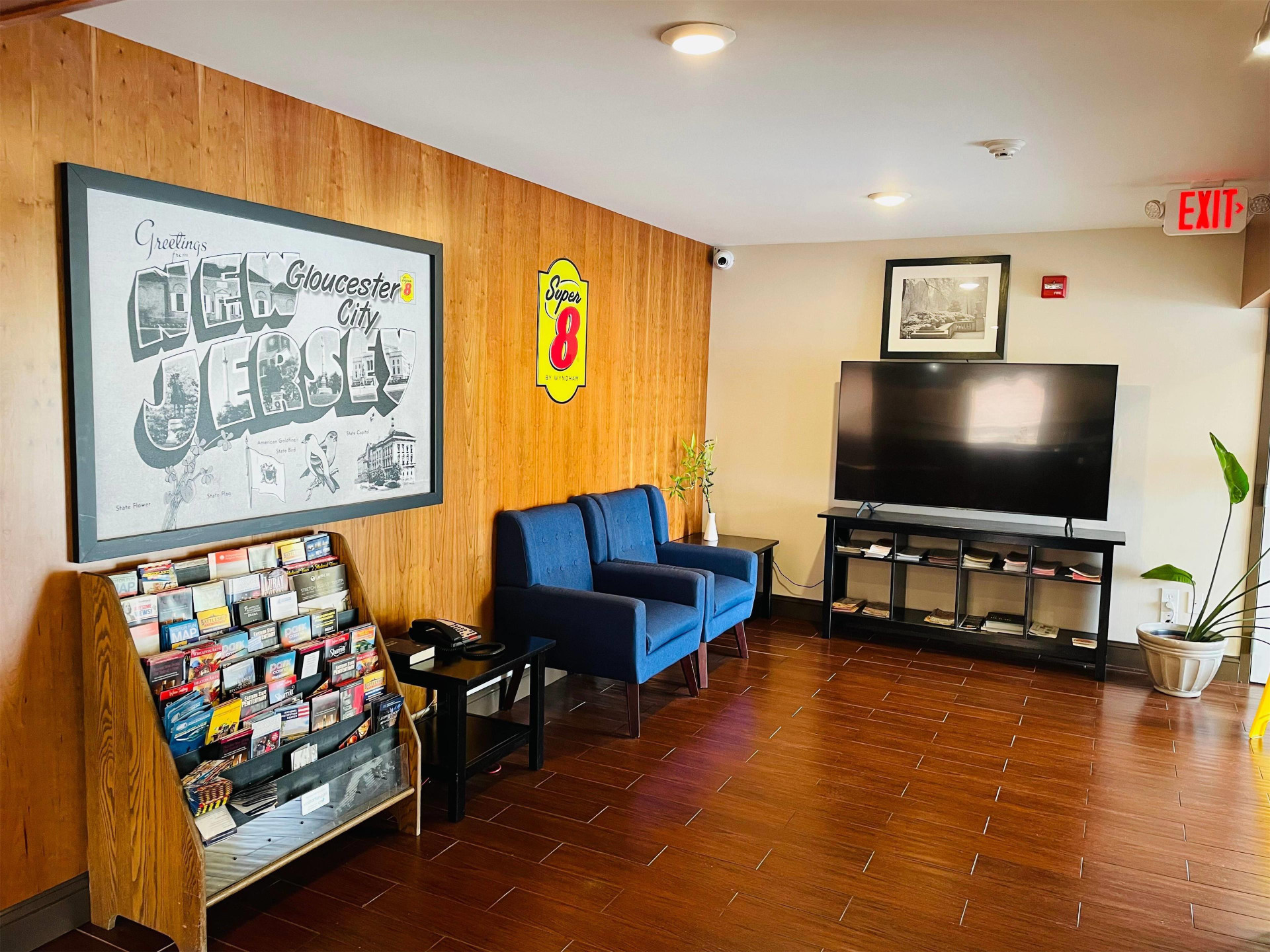 Vista Lobby Super 8 by Wyndham Gloucester