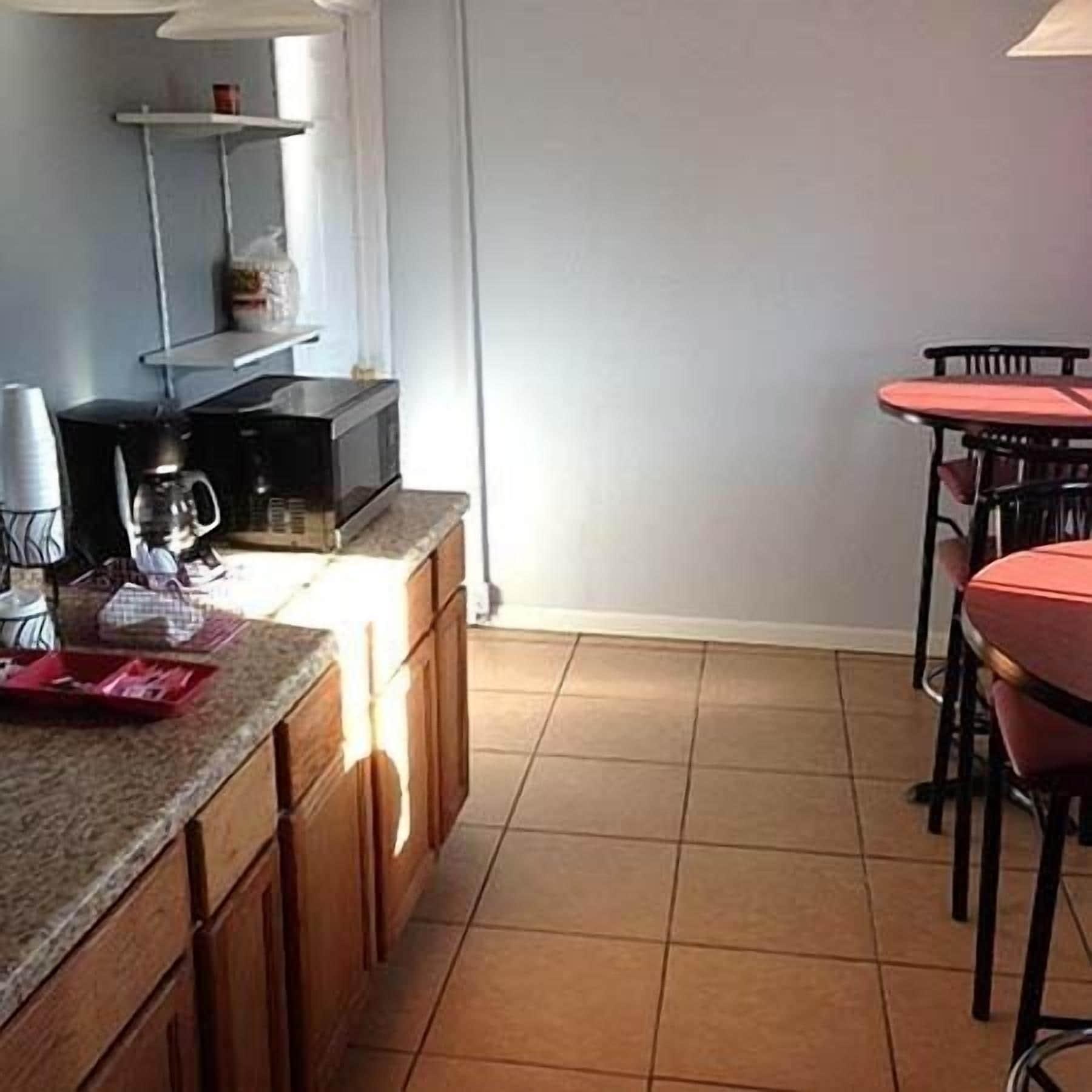 Varios Sportsman Inn and Suites