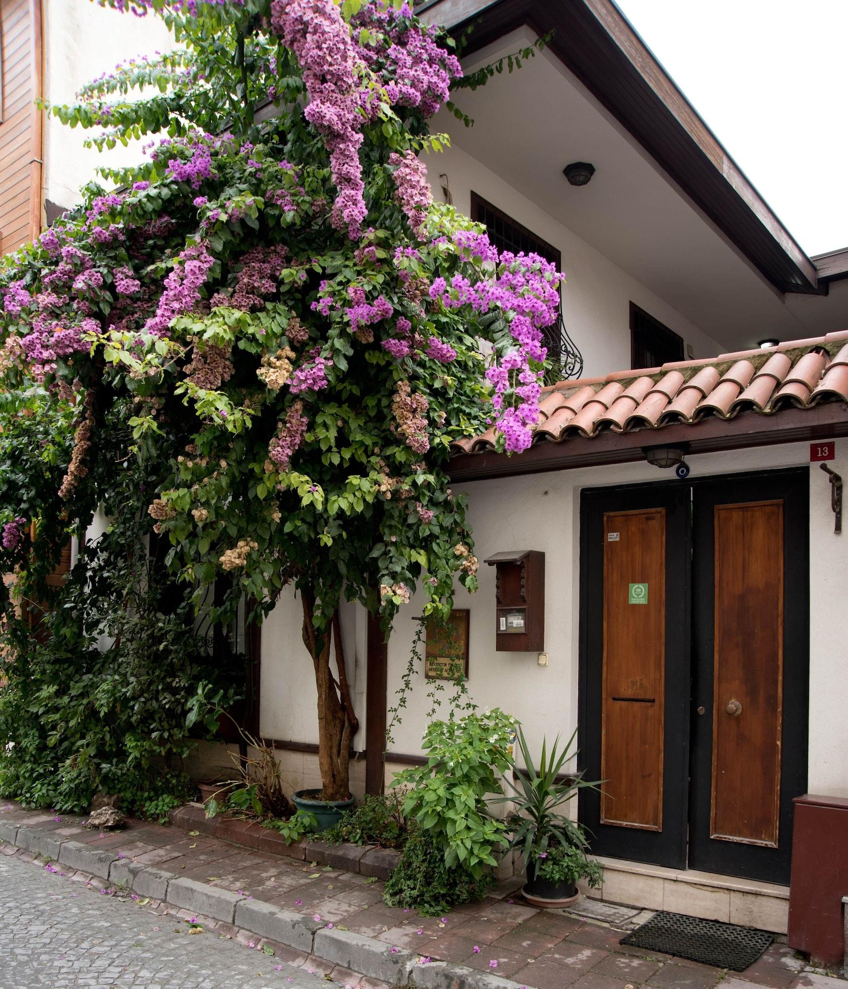 Varios Villa Sphendone Suites