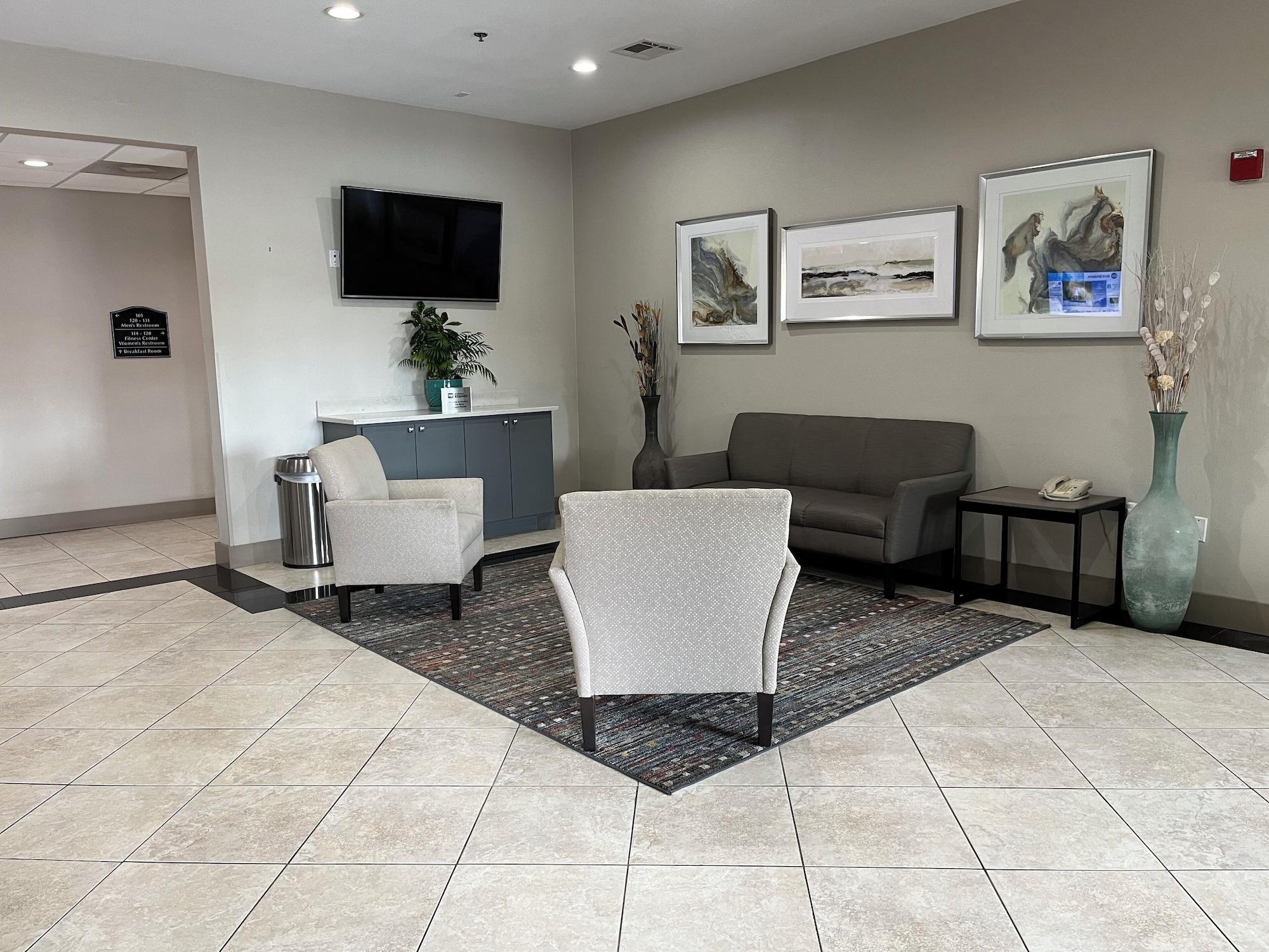 Vista Lobby Best Western Cleveland Inn & Suites