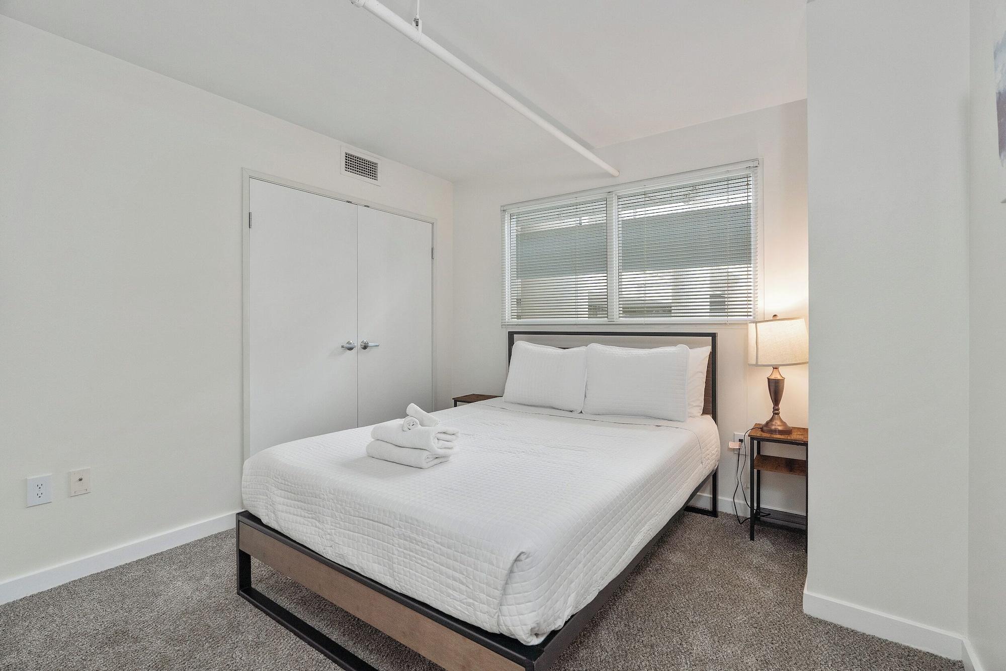 Varios CozySuites The Block Skybridge Access