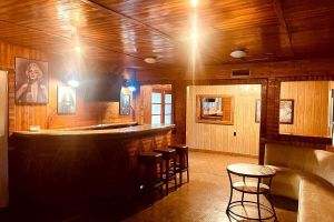 Alquiler Vacacional - Central 3-bedroom house in Redding with Pool & Vintage Bar Room