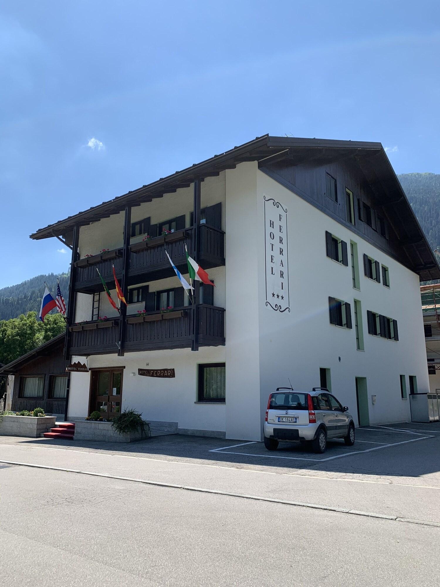 Vista Exterior Hotel Ferrari