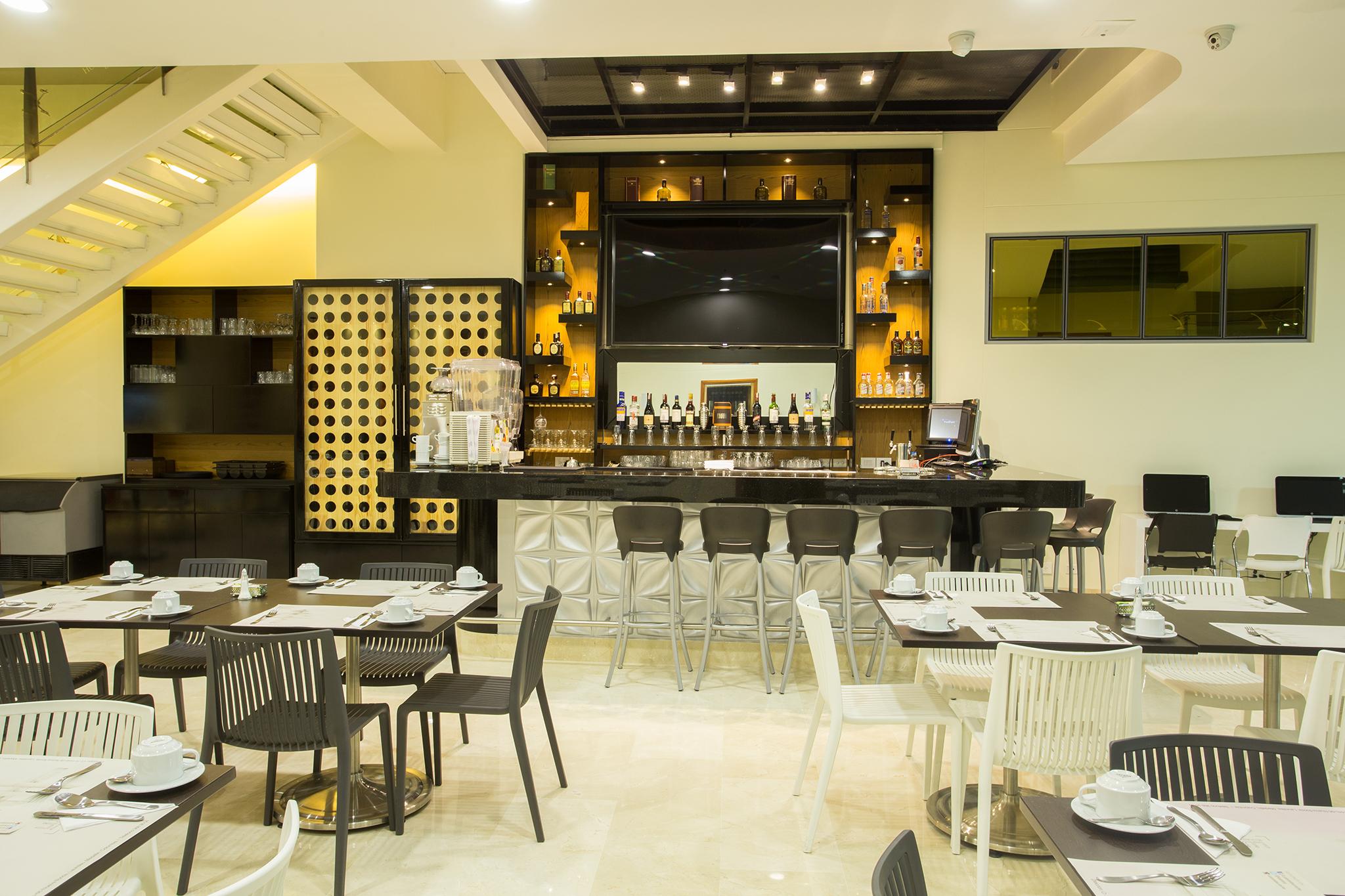 Bar/Salón Hotel Dorado La 70