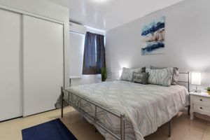 Alquiler Vacacional - 3 miles to the strip 1 BR 1 bath with private entry/yard In-Law house.  Peaceful