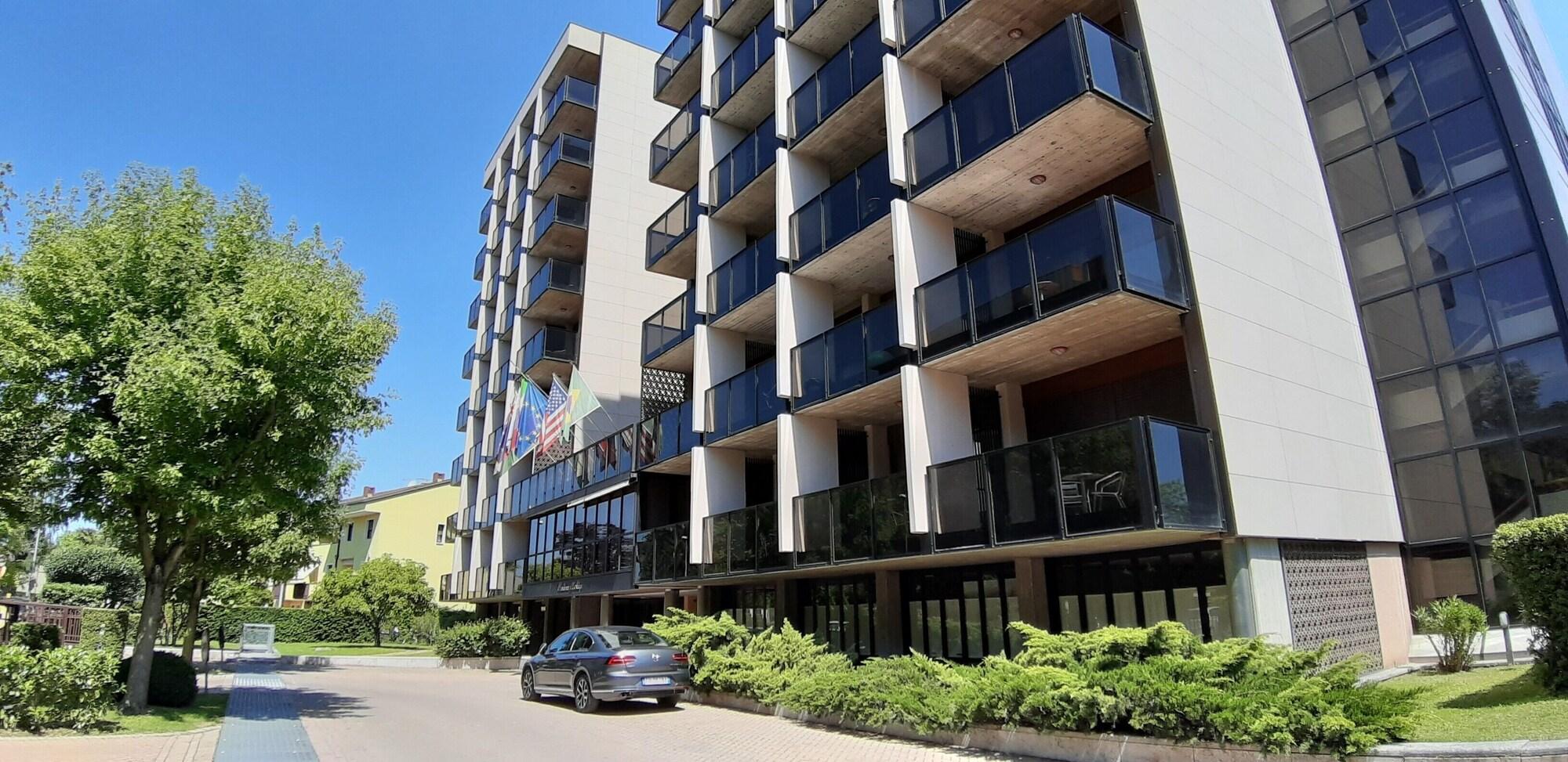 Vista Exterior Residence all'Adige