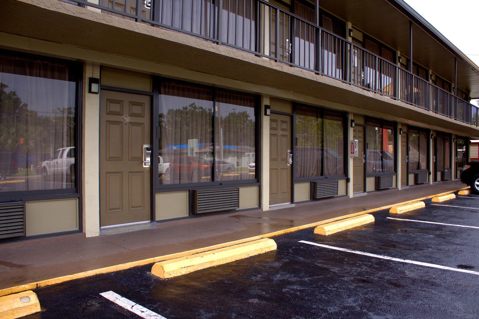 Varios Polynesian Inn