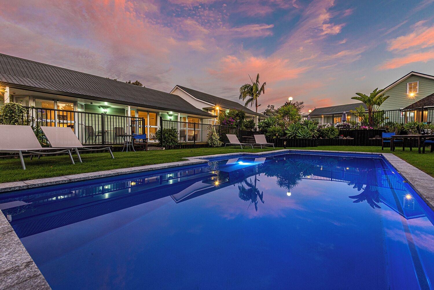 Varios Ash Grove Boutique Motel
