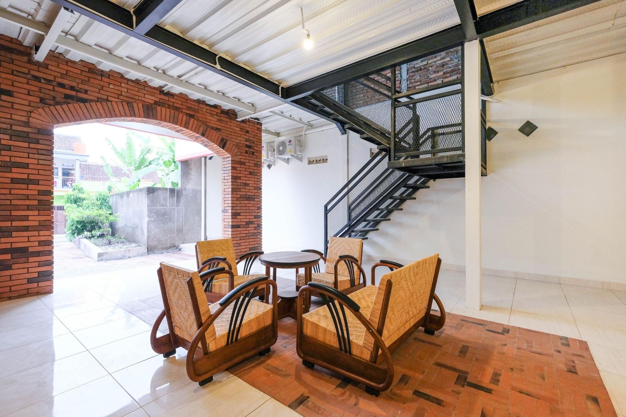 Vista Lobby Super OYO Collection O 2383 Andongkoe 64 Salatiga