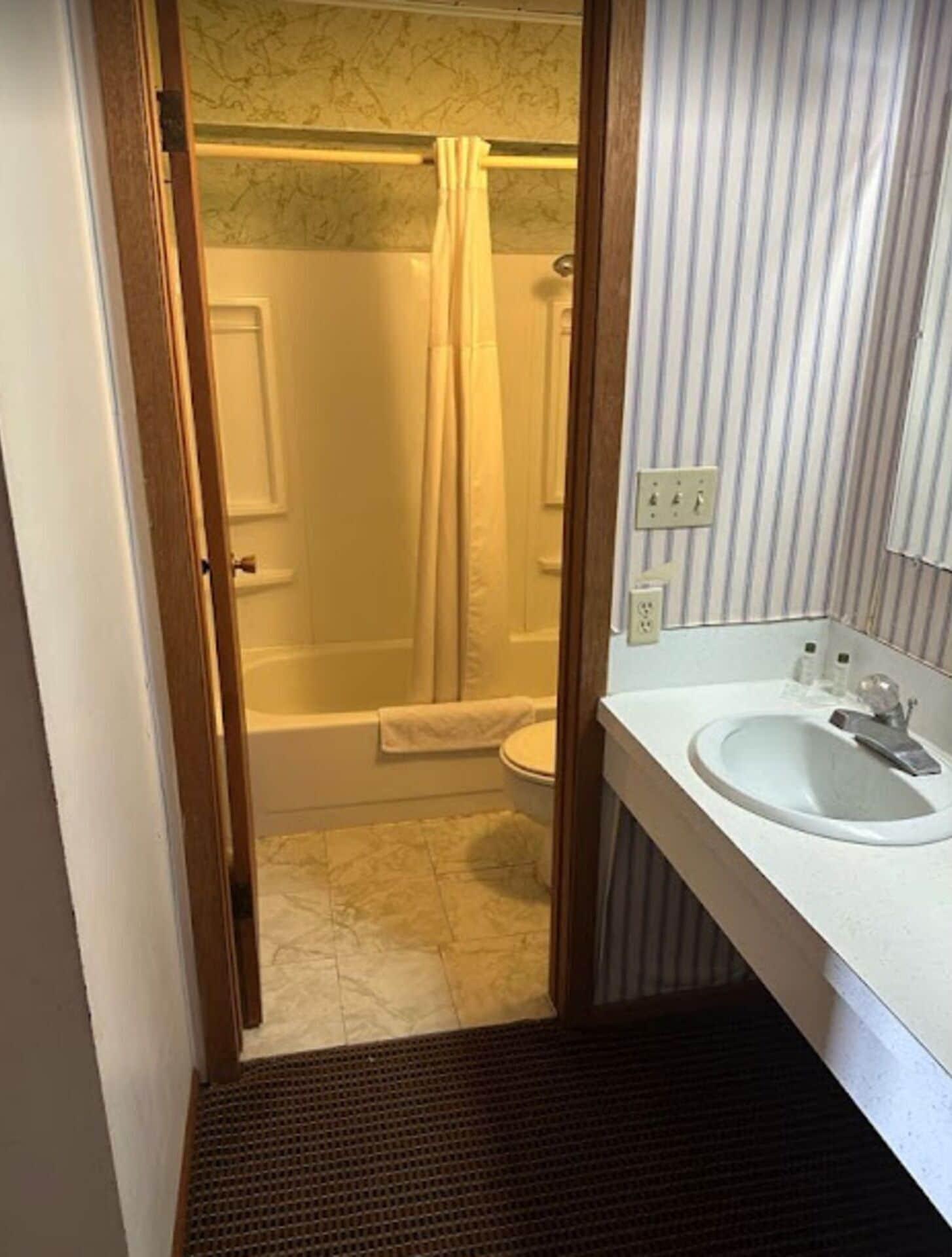 Equipamiento de Habitación Love Hotels Western Holiday by OYO at Harlan Lake NE