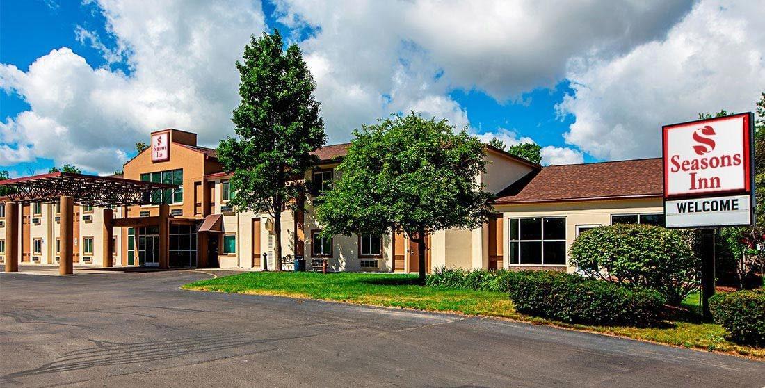 Vista Exterior Seasons Inn Traverse City