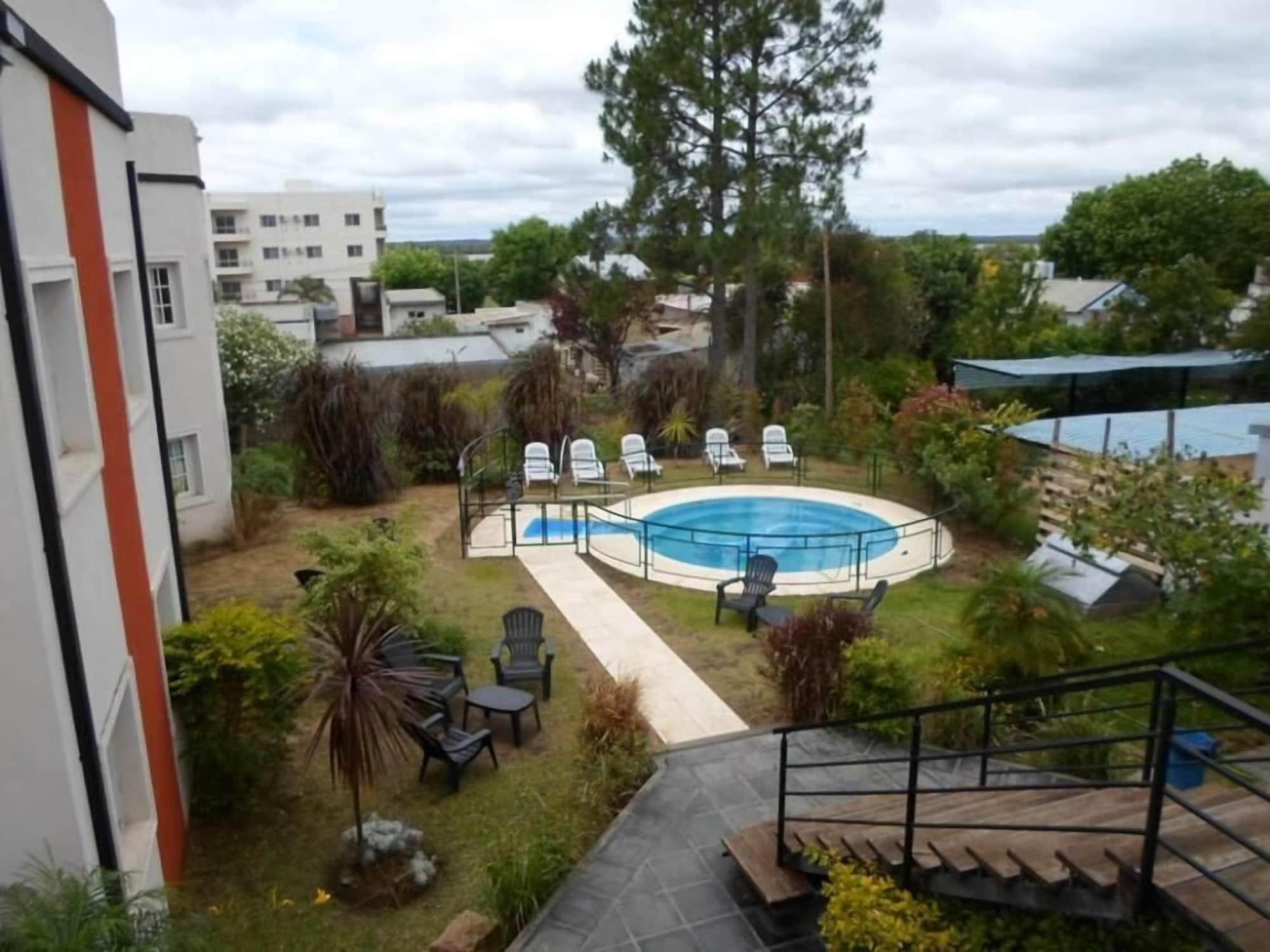 Vista Exterior Hotel Queguay