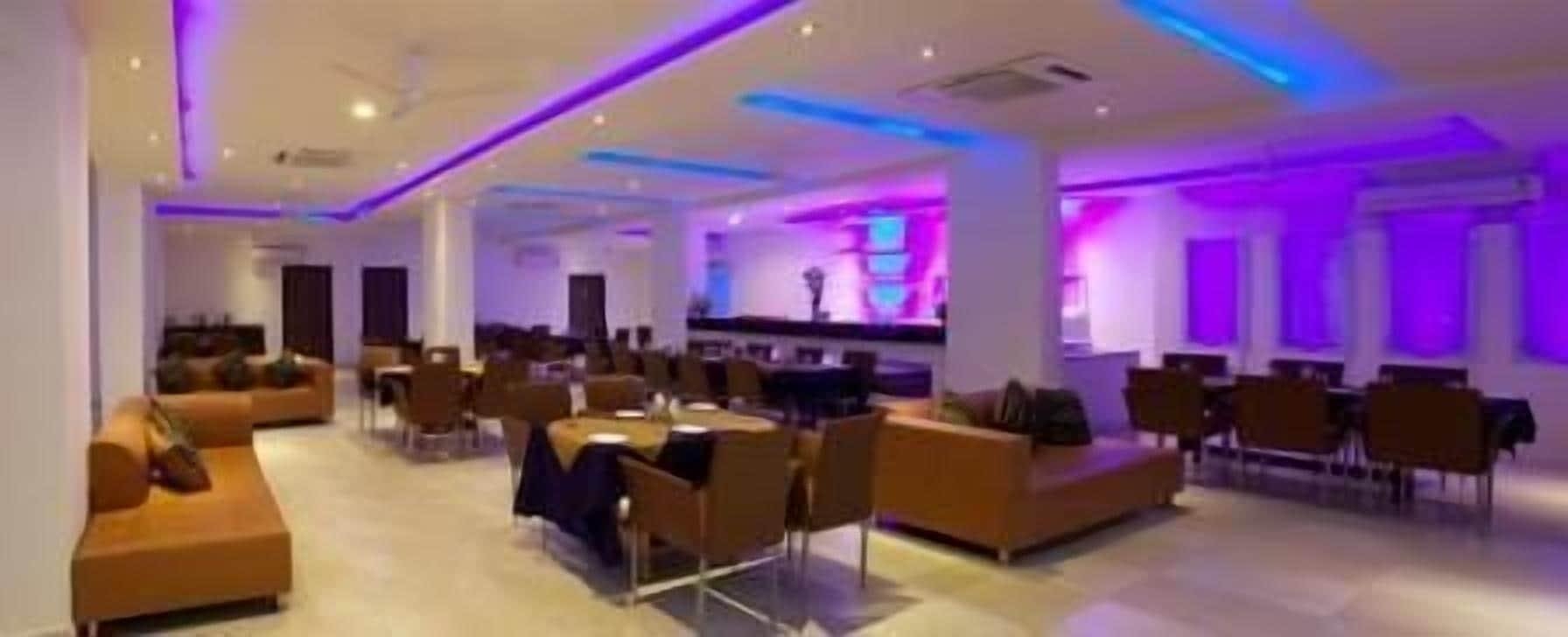 Bar/Salón Mandakini Jaya International