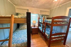 Alquiler Vacacional - Sleeps 16. Downtown - One Level Home - Short Walk To Beach