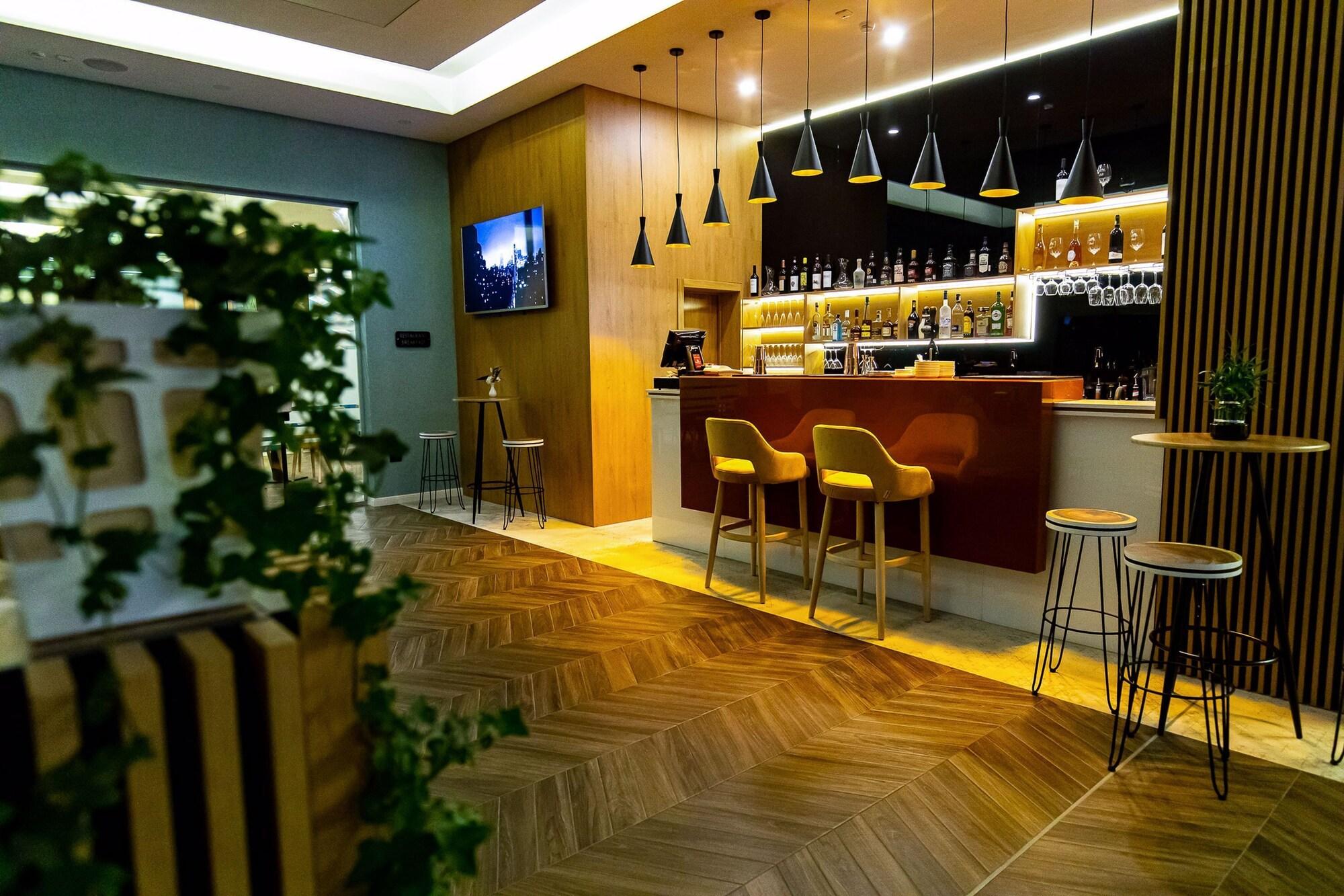 Bar/Salón Grand View Hotel & Suites Copou