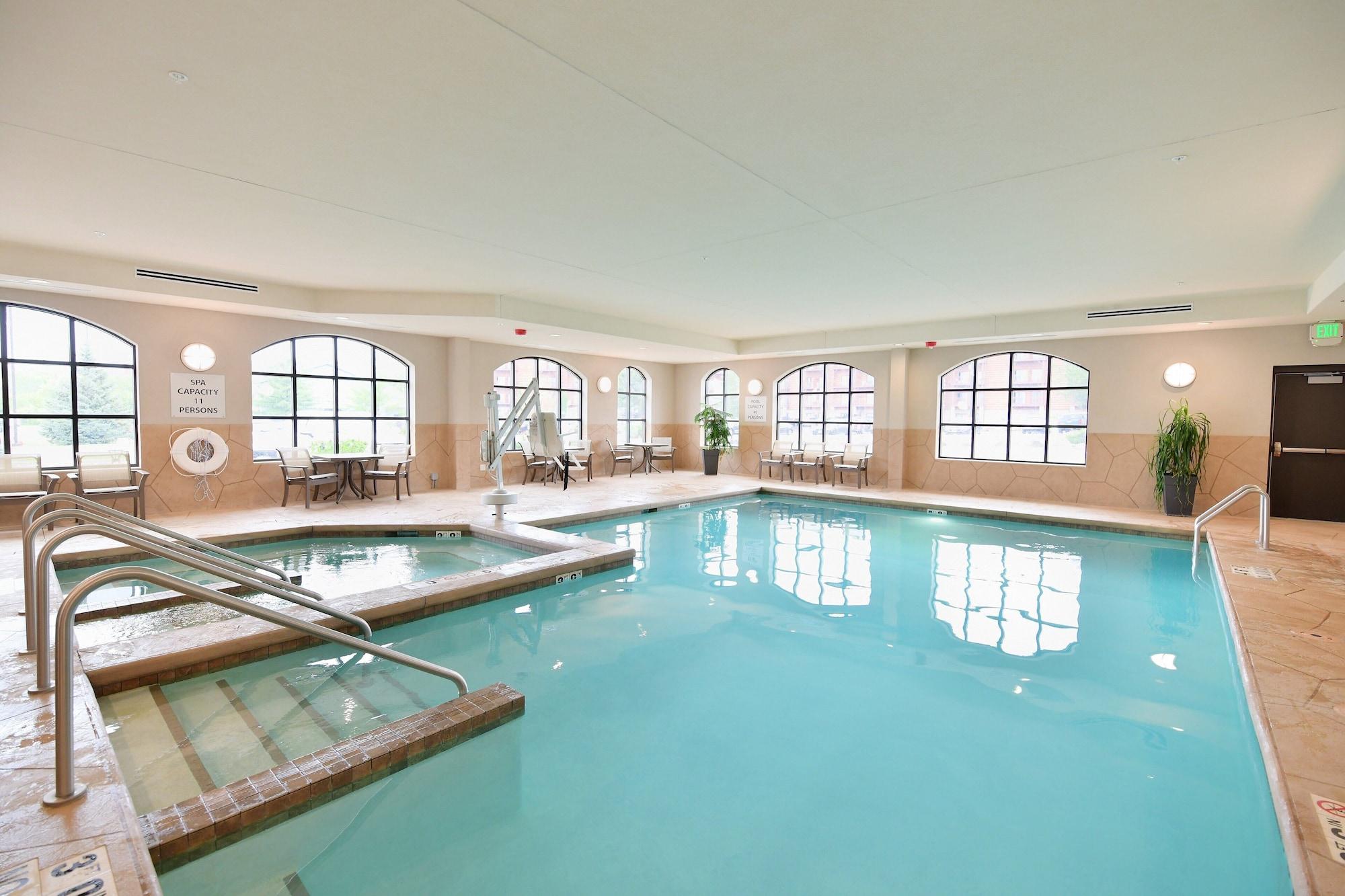 Vista Piscina Staybridge Suites Wisconsin Dells - Lake Delton by IHG