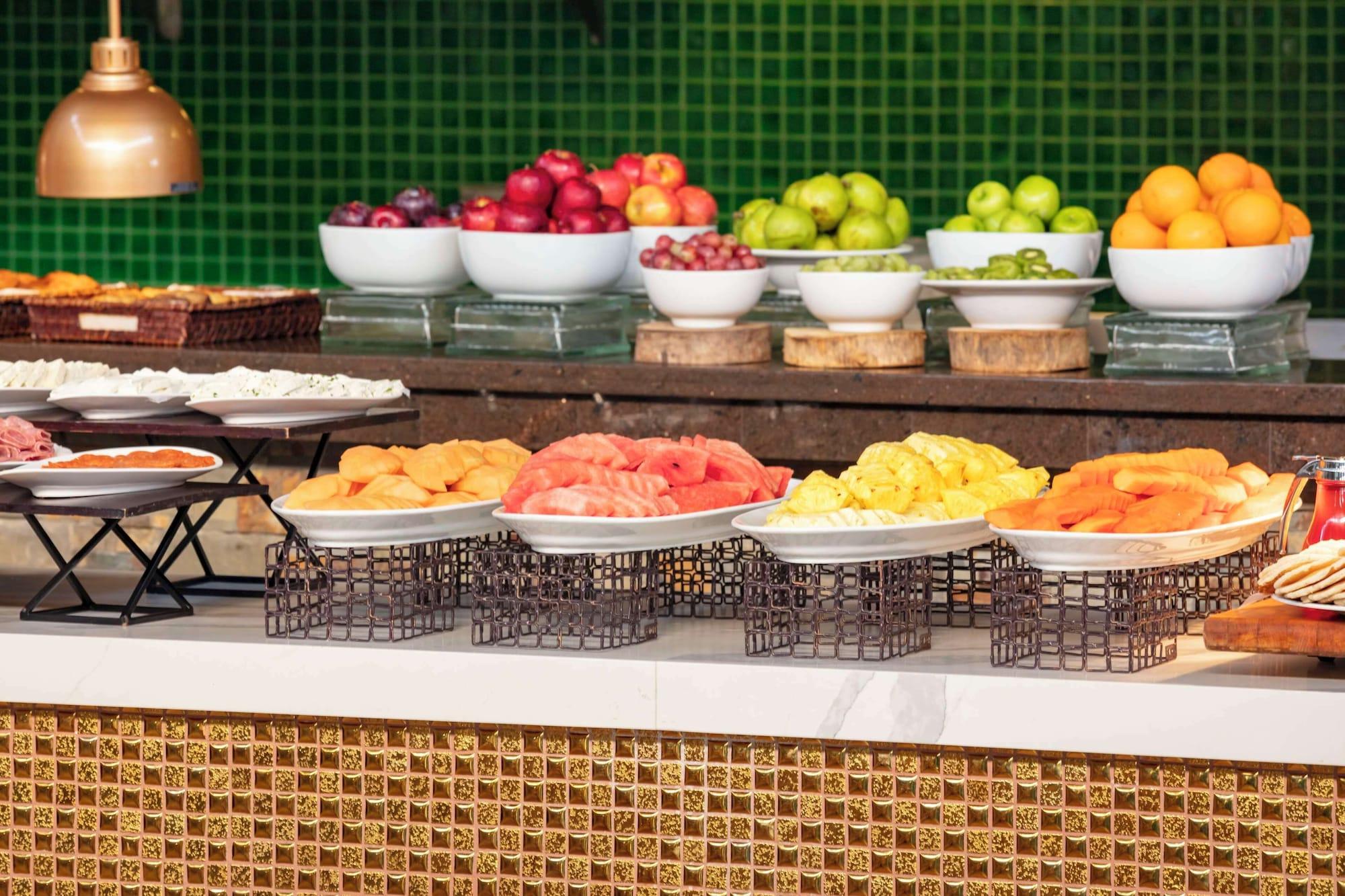 Restaurant Indura Beach & Golf Resort, Curio Collection by Hilton
