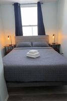 Alojamiento - Comfortable Queen Room with a recliner in a Hotel