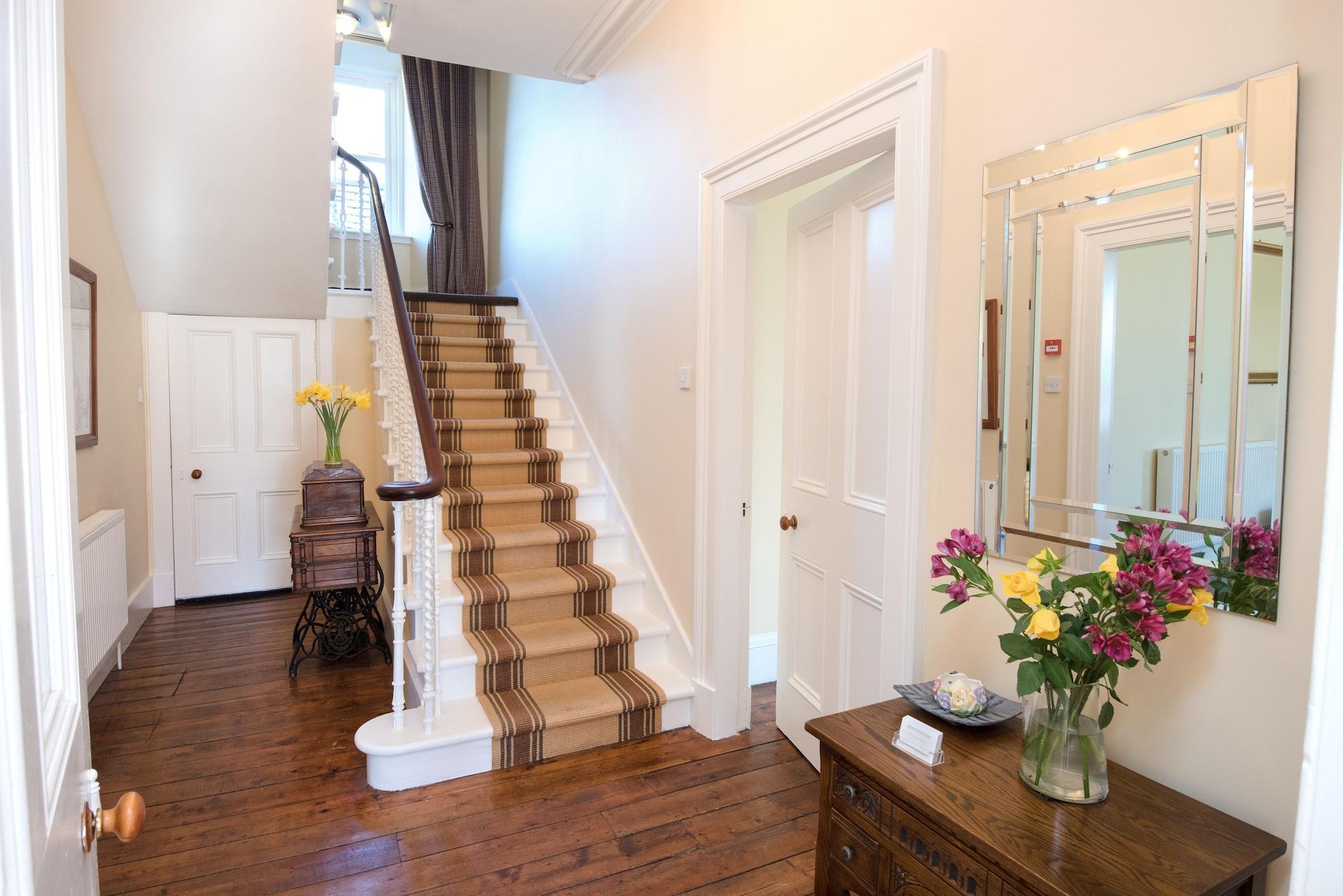 Varios Cardhu Country House