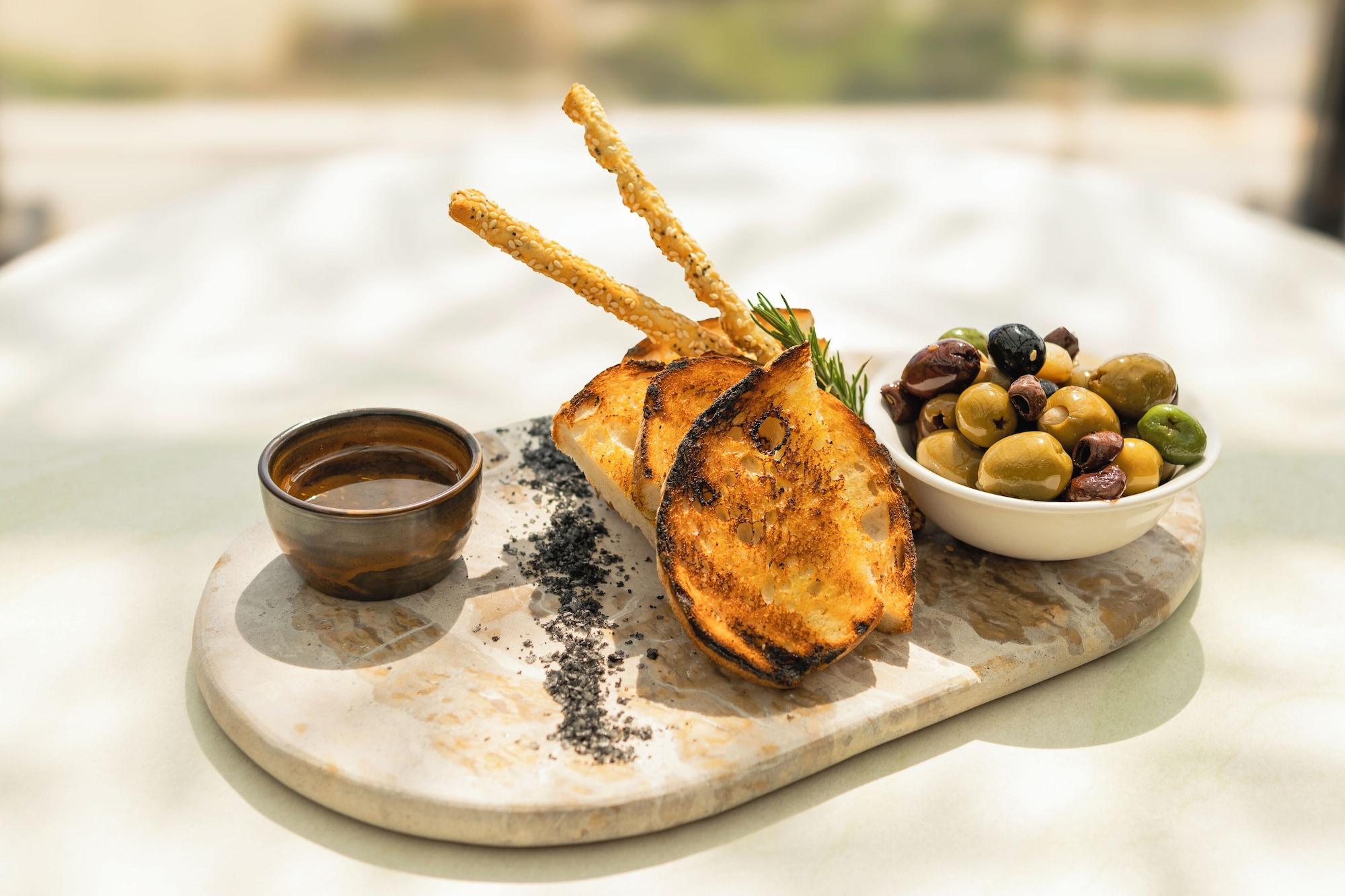 Restaurant Crowne Plaza Residences Port Moresby by IHG