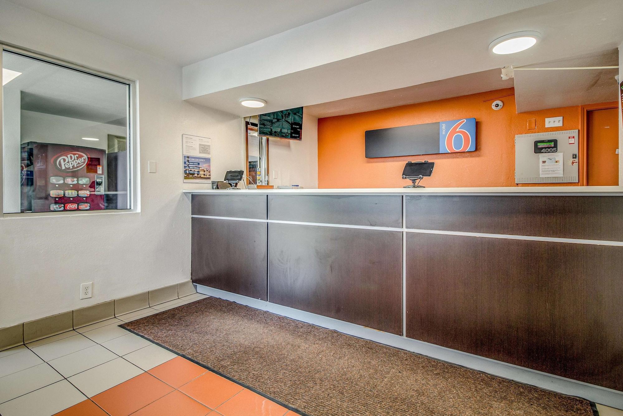 Vista Lobby Motel 6 Conroe, TX