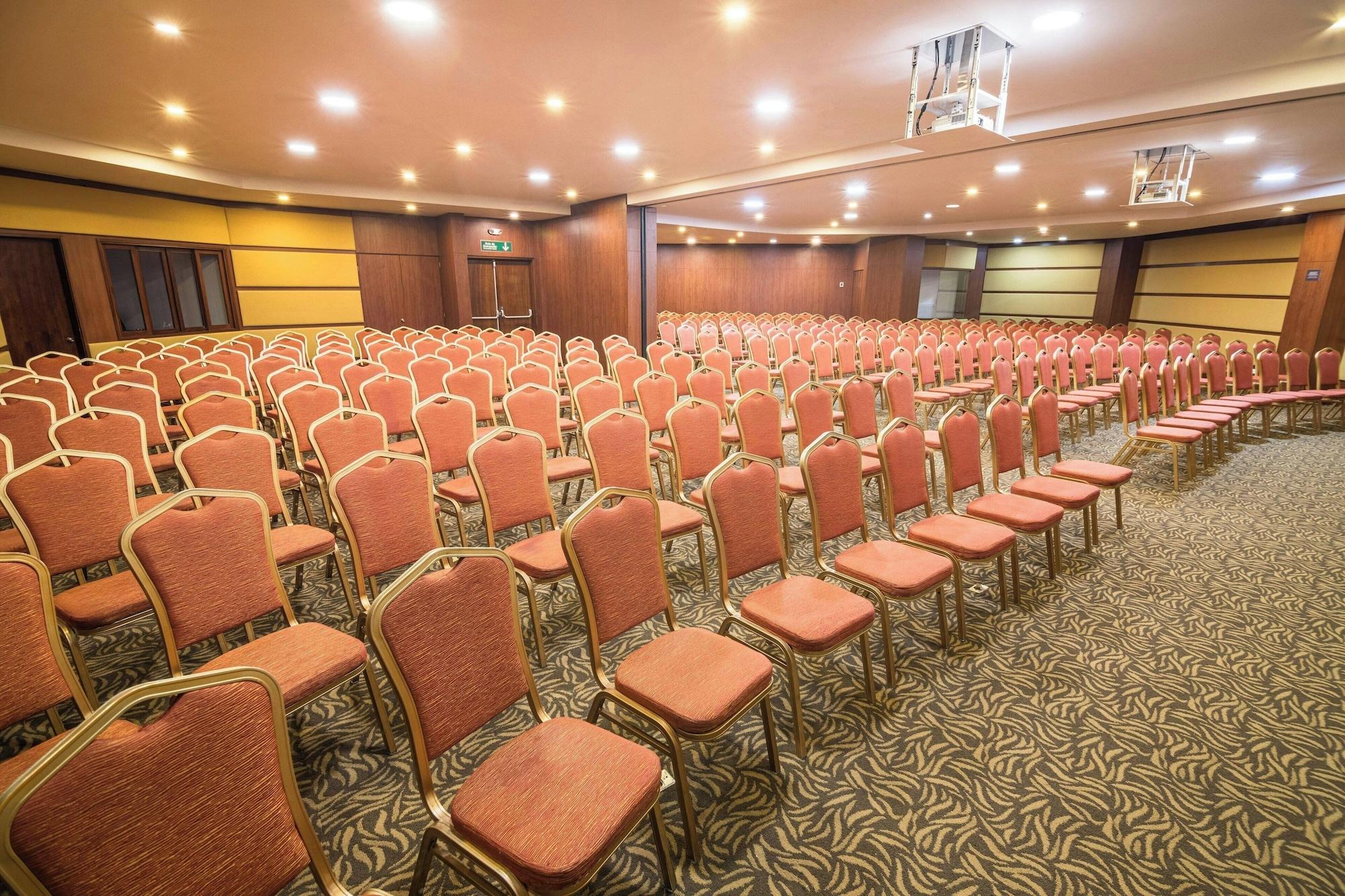 Sala de Reuniones Four Points by Sheraton Medellin