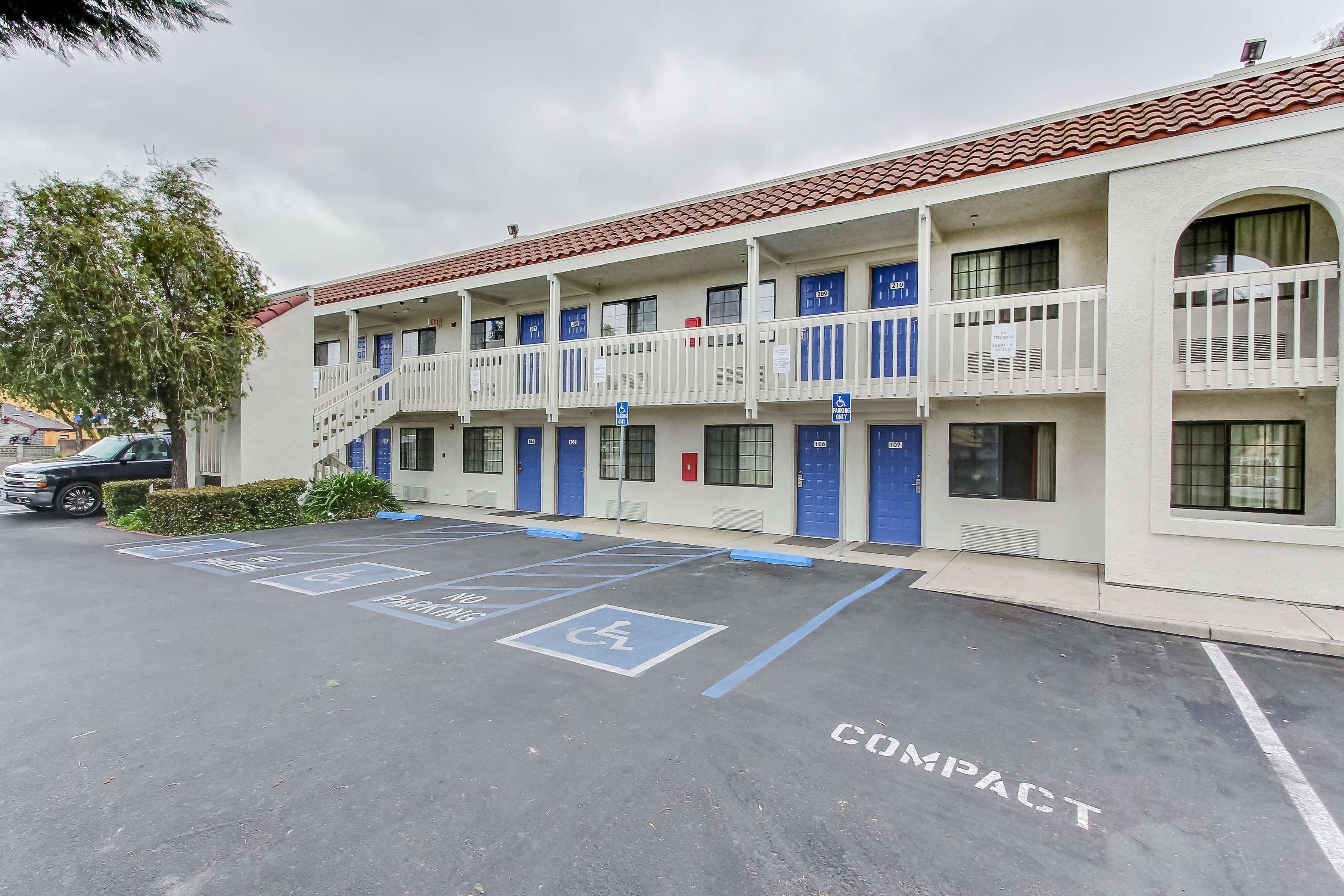 Vista Exterior Motel 6 Salinas, CA - North Monterey Area