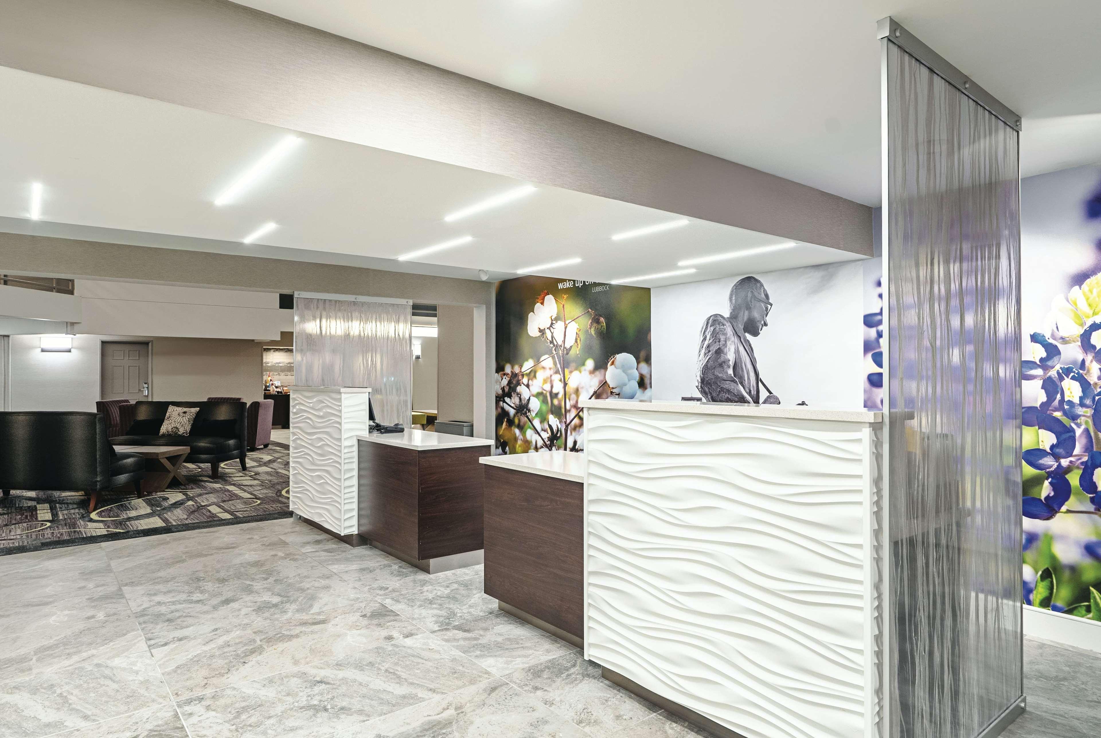 Vista Lobby La Quinta Inn & Suites by Wyndham Lubbock West Medical Centr