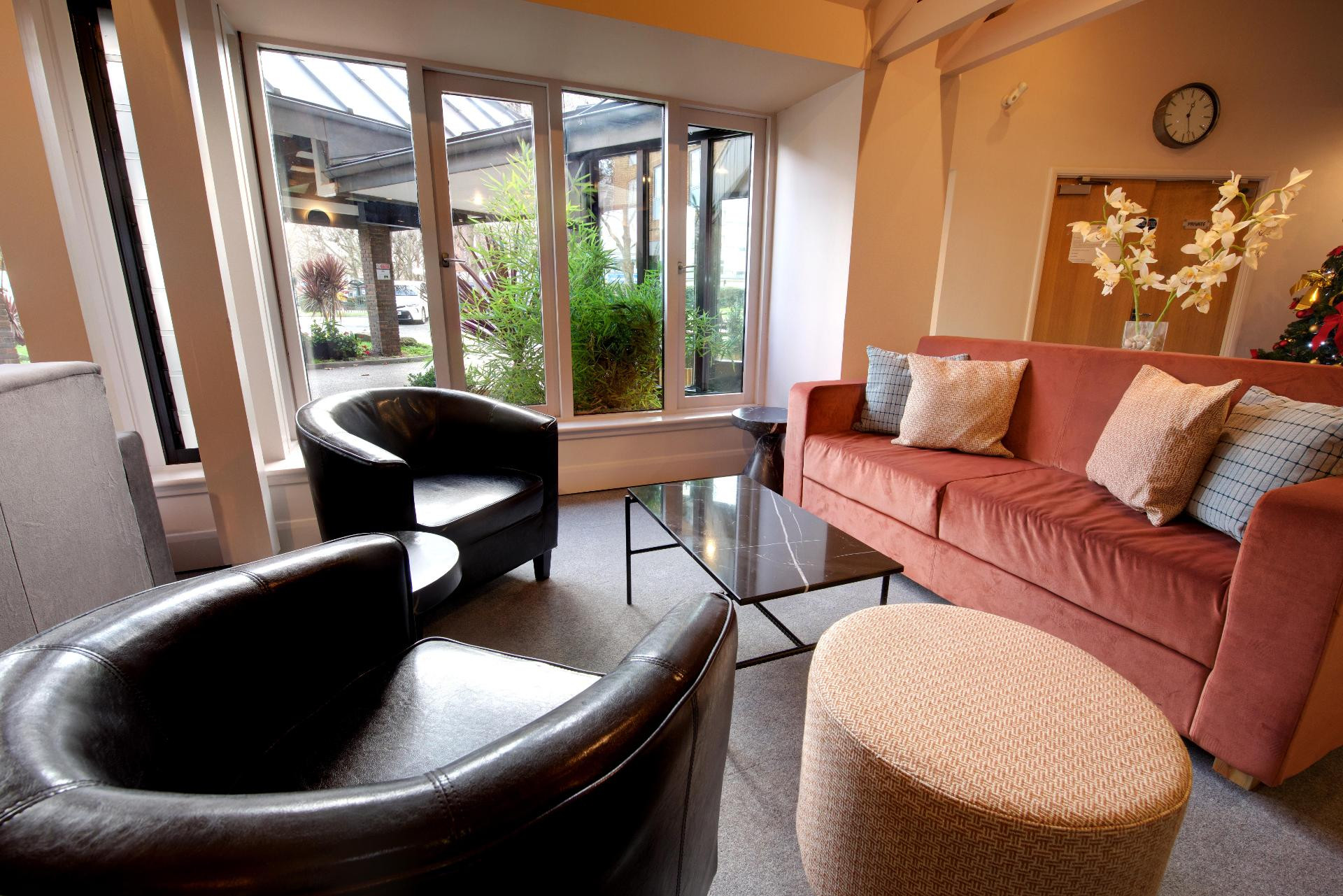 Vista Lobby Waterloo Hub Hotel & Suites