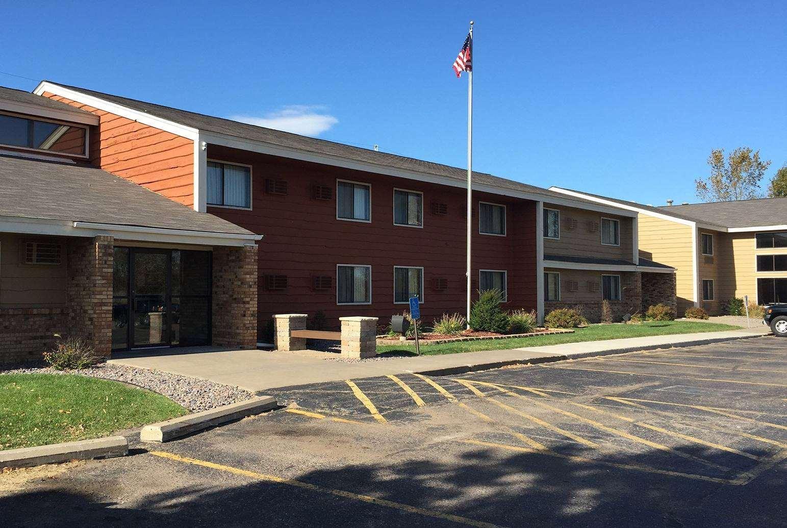 Vista Exterior AmericInn by Wyndham Forest Lake