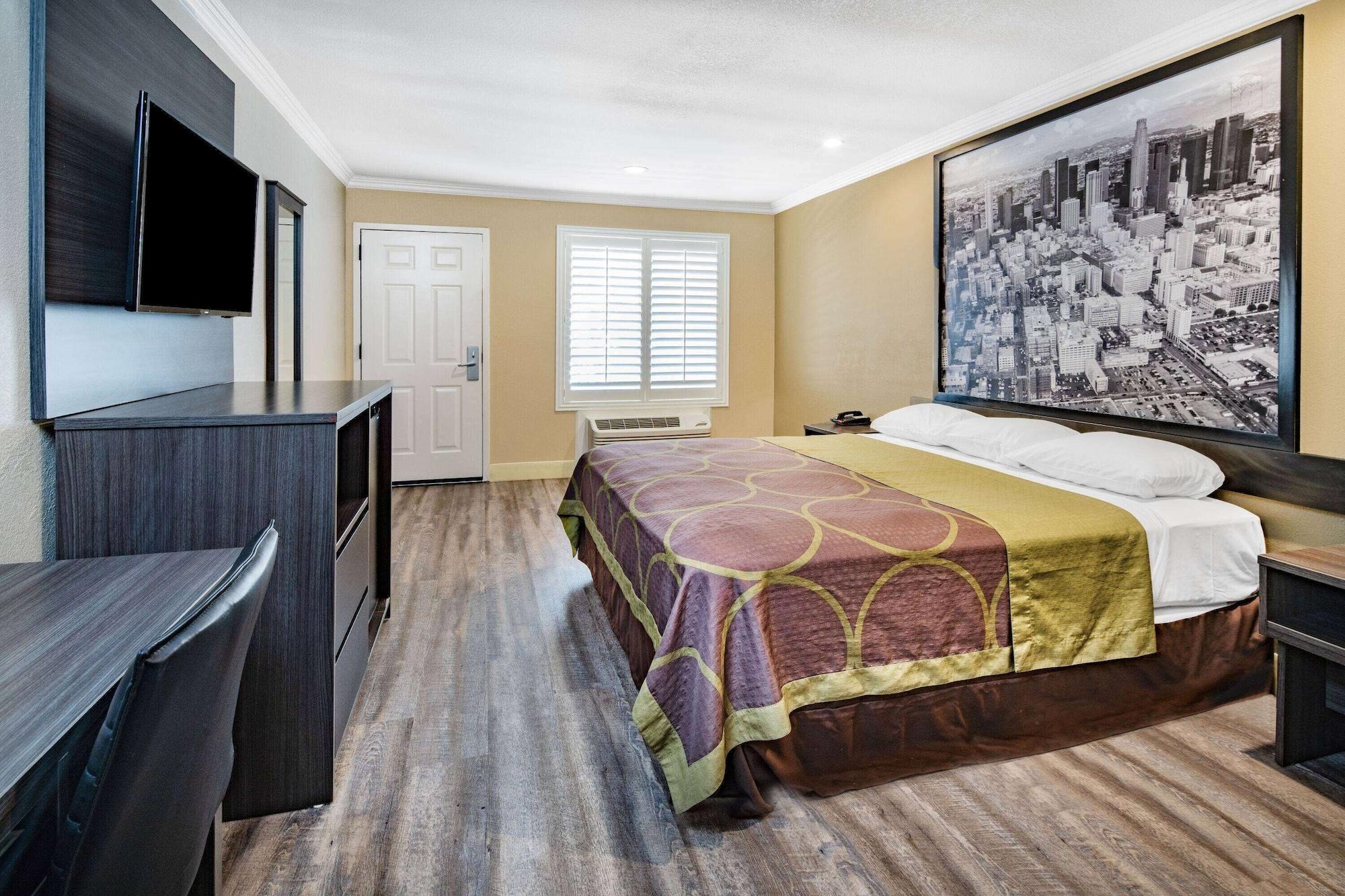 Varios Super 8 by Wyndham North Hollywood